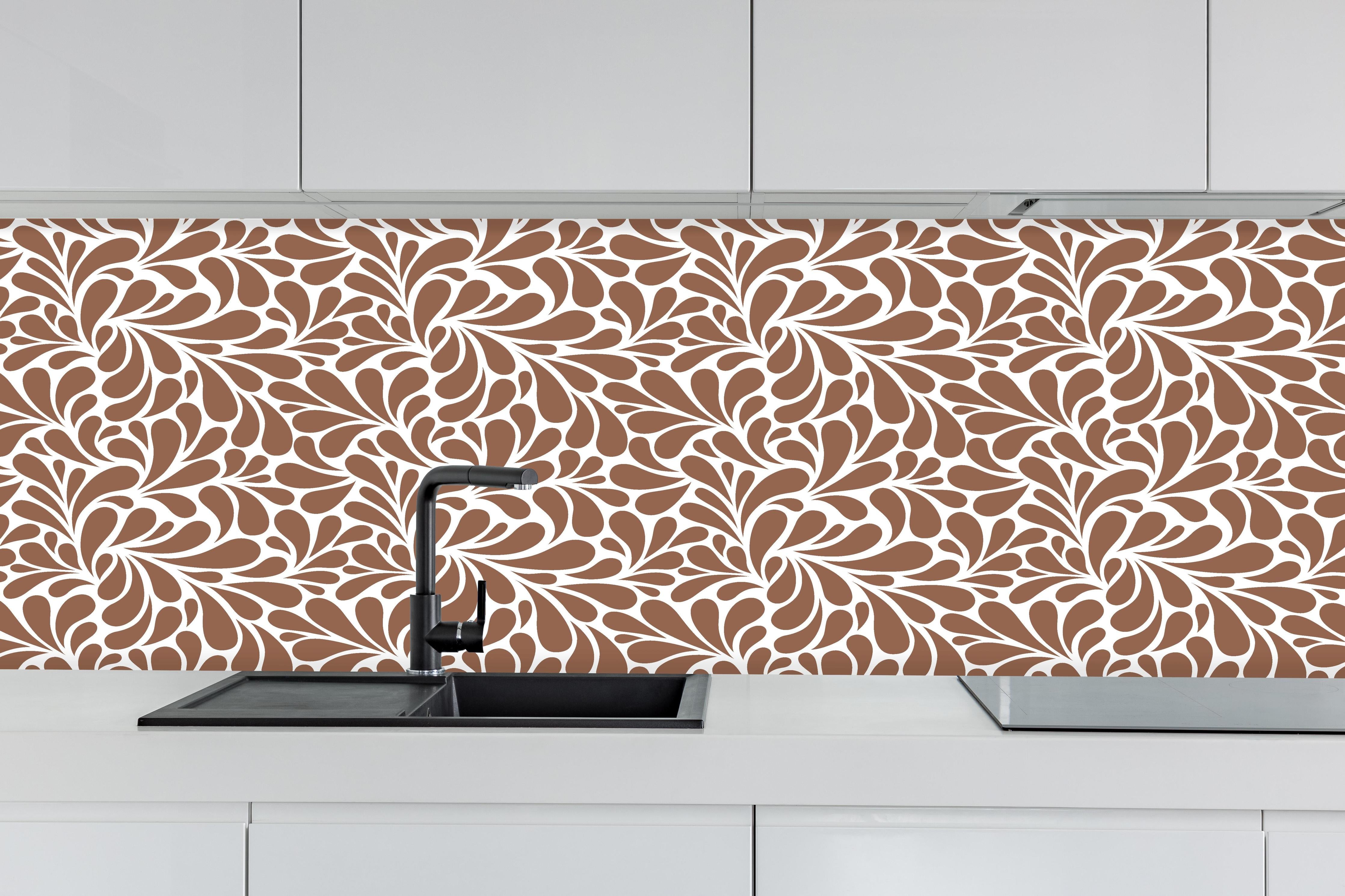 Küche - Natura Petaloso Cannella hinter weißen Hochglanz-Küchenregalen und schwarzem Wasserhahn