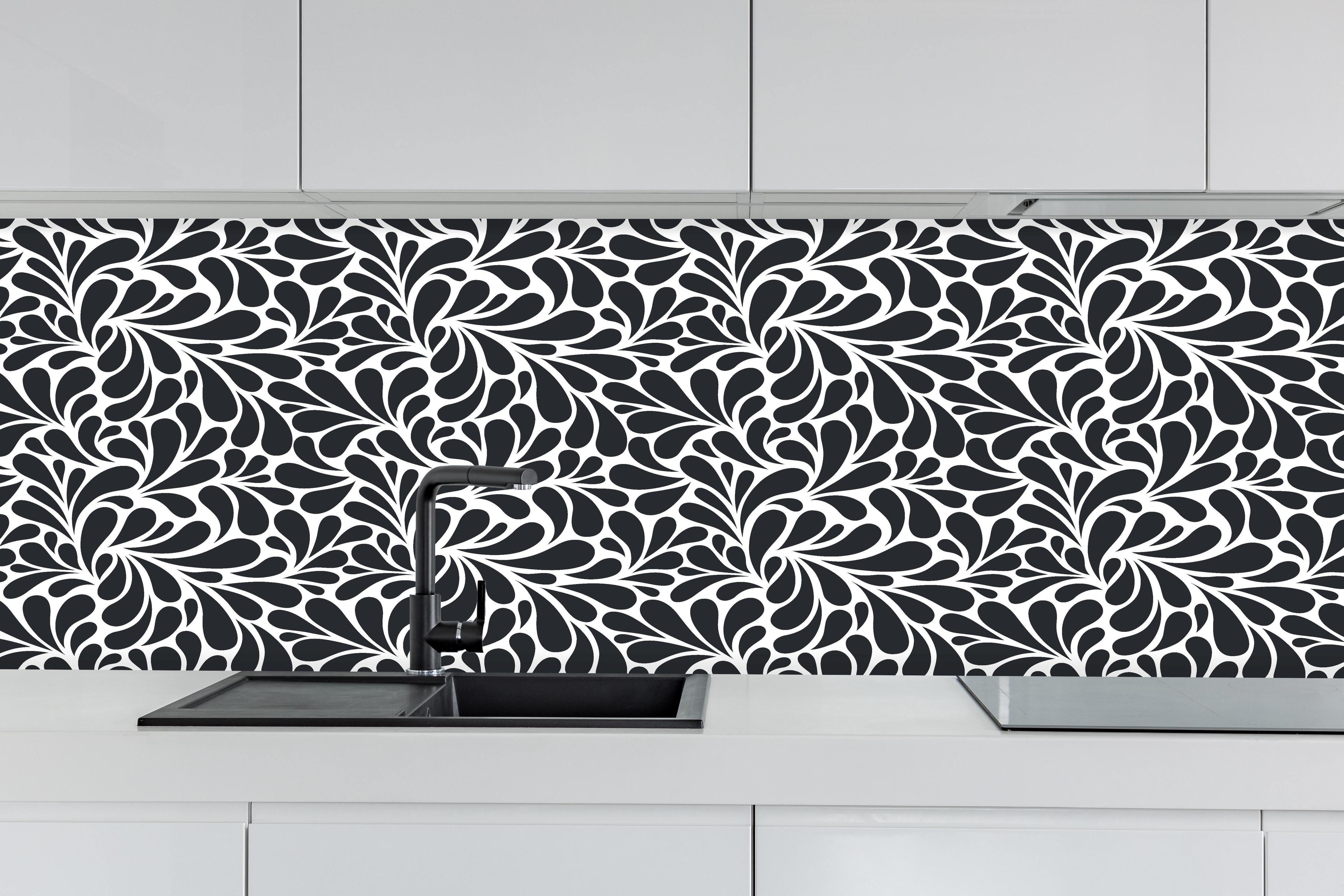 Küche - Natura Petaloso Carbone hinter weißen Hochglanz-Küchenregalen und schwarzem Wasserhahn