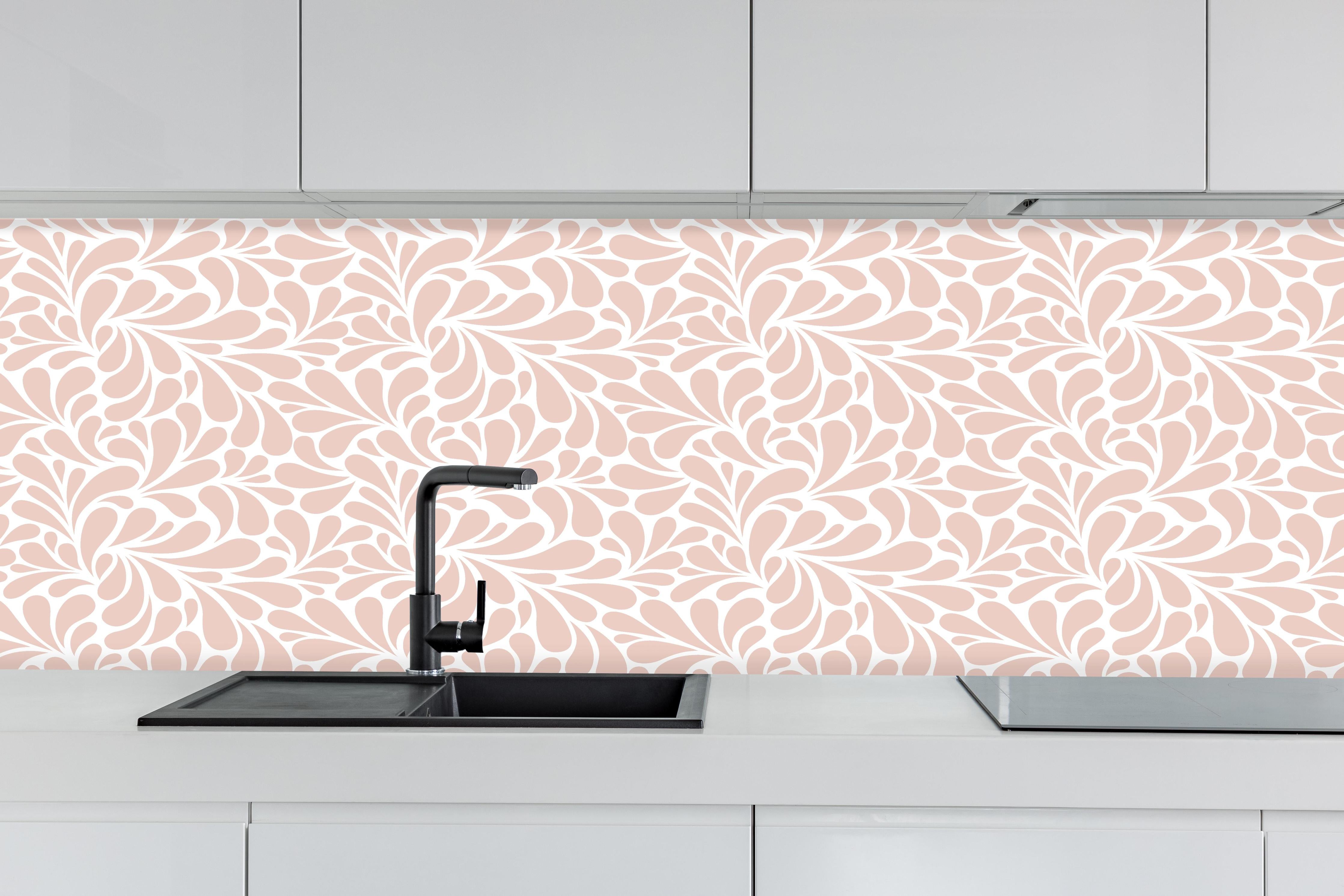 Küche - Natura Petaloso Cipria hinter weißen Hochglanz-Küchenregalen und schwarzem Wasserhahn