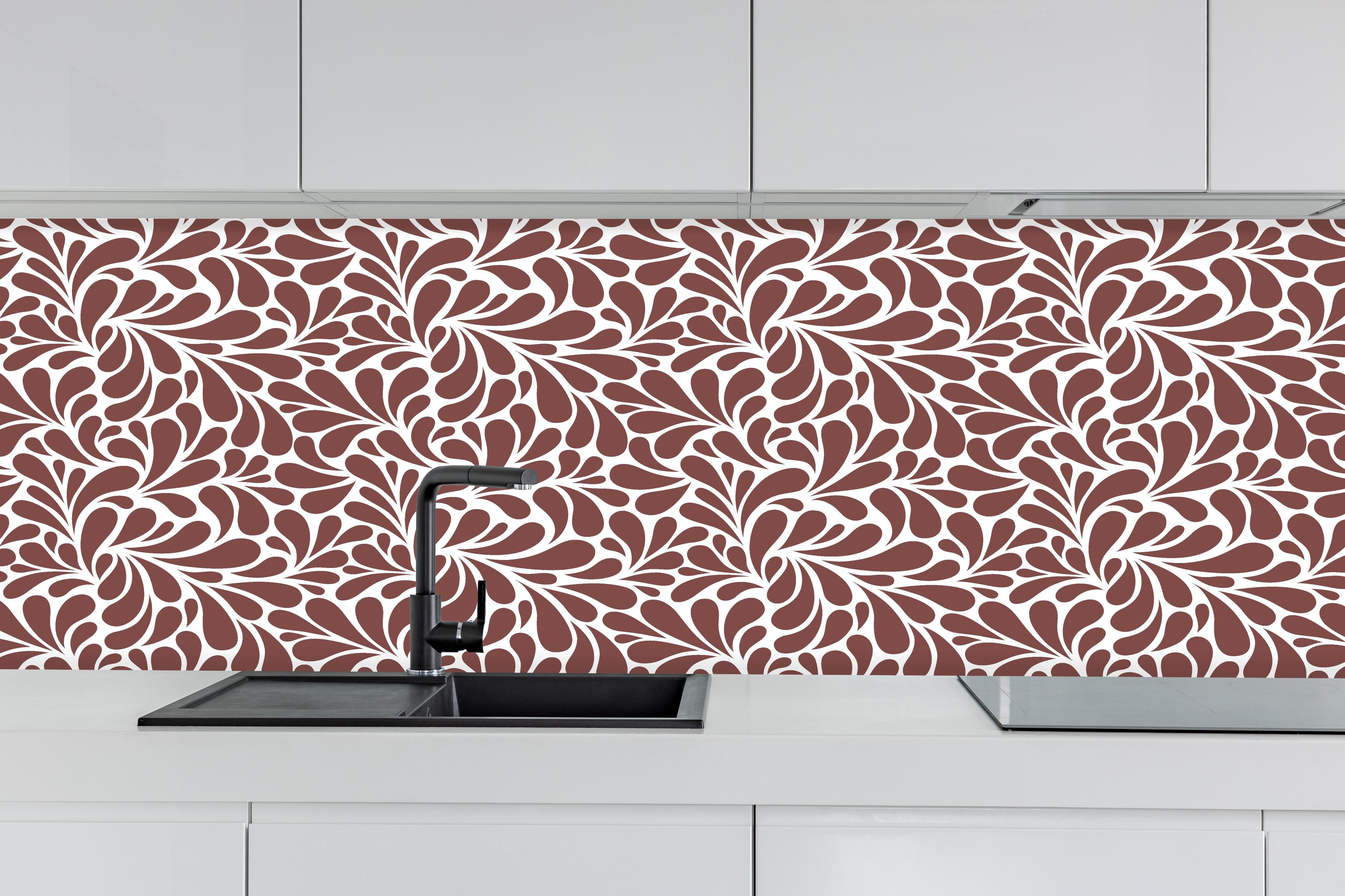 Küche - Natura Petaloso Mattone hinter weißen Hochglanz-Küchenregalen und schwarzem Wasserhahn