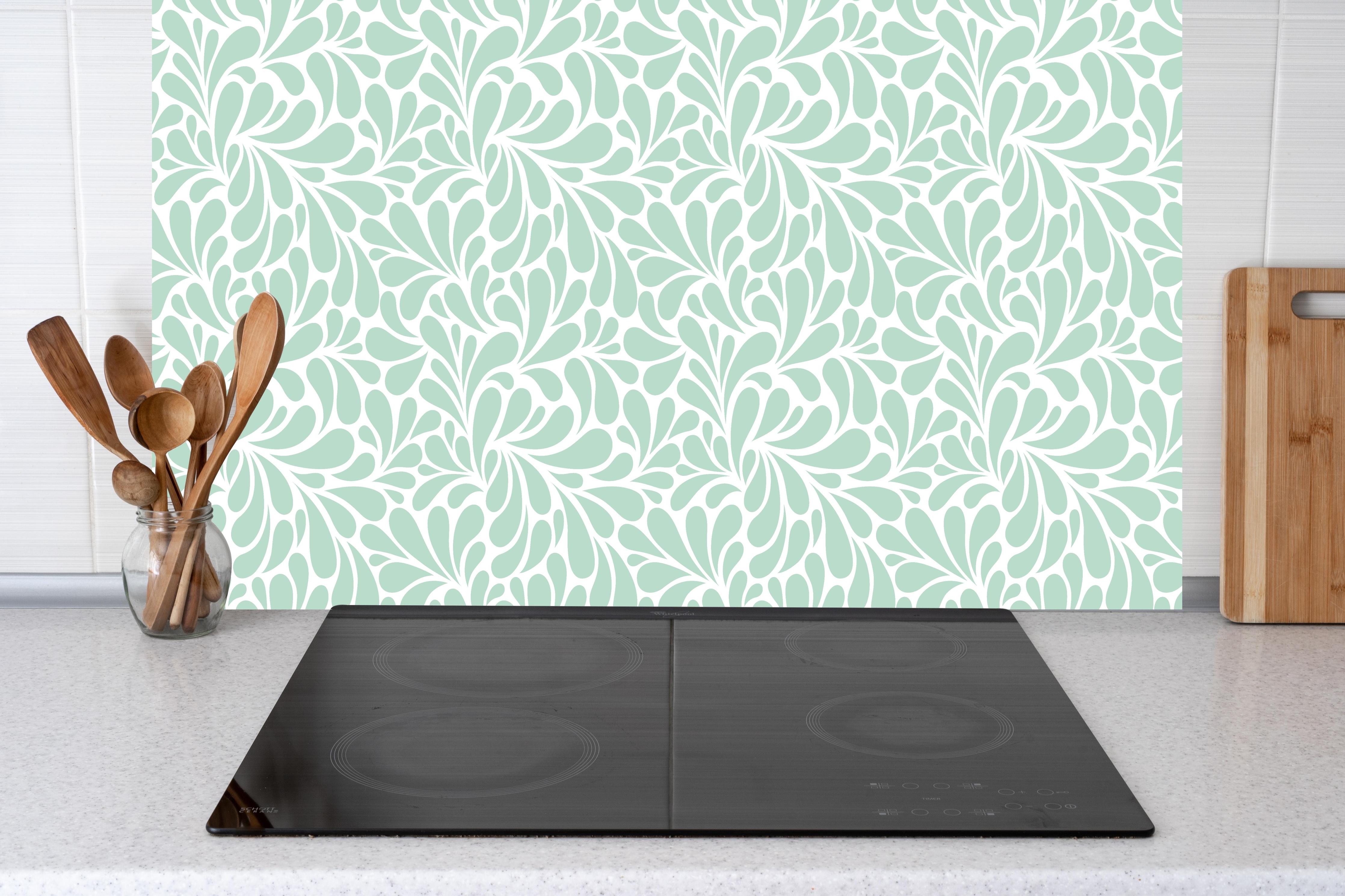 Küche - Natura Petaloso Menta hinter weißen Hochglanz-Küchenregalen und schwarzem Wasserhahn