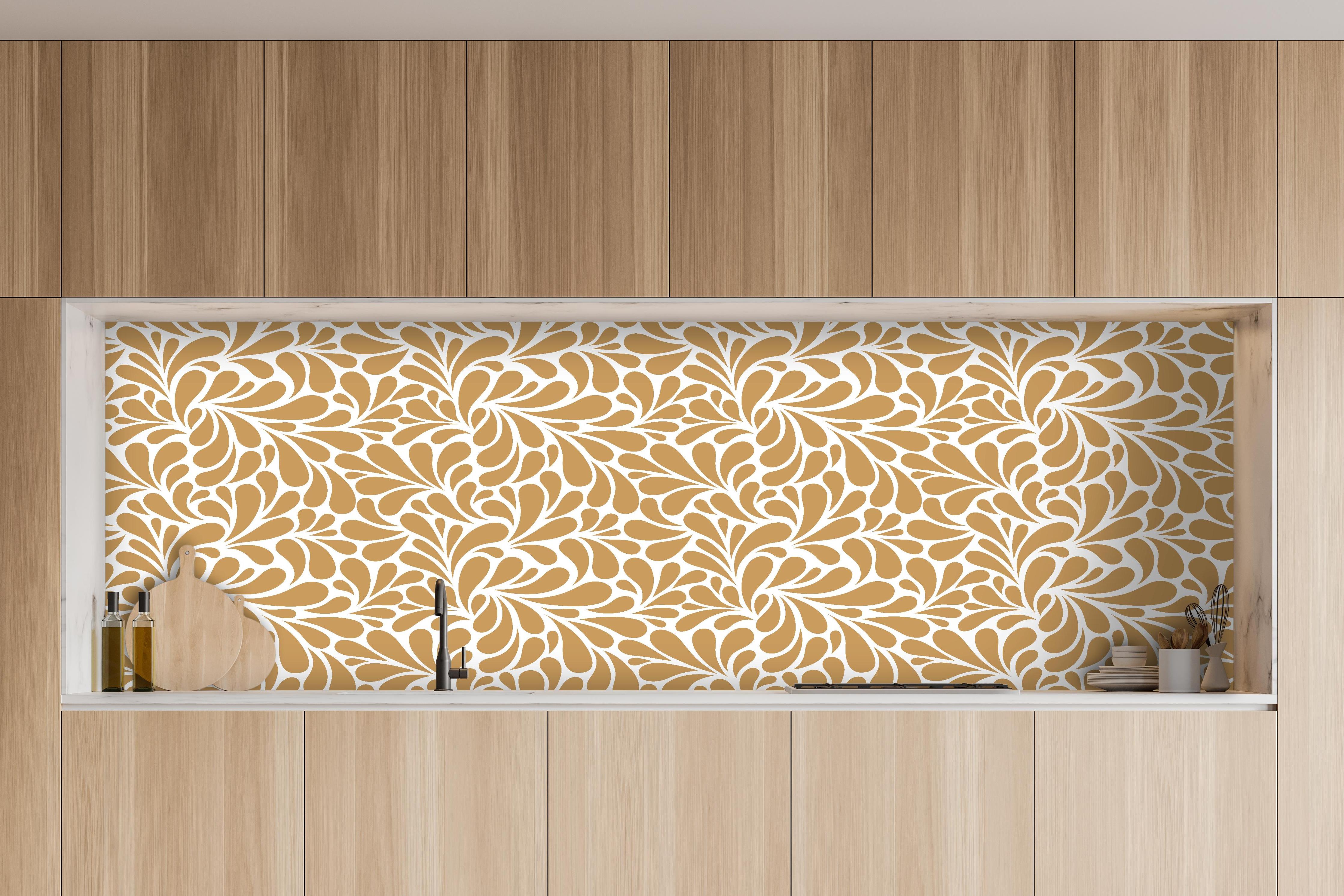 Küche - Natura Petaloso Ocra hinter weißen Hochglanz-Küchenregalen und schwarzem Wasserhahn