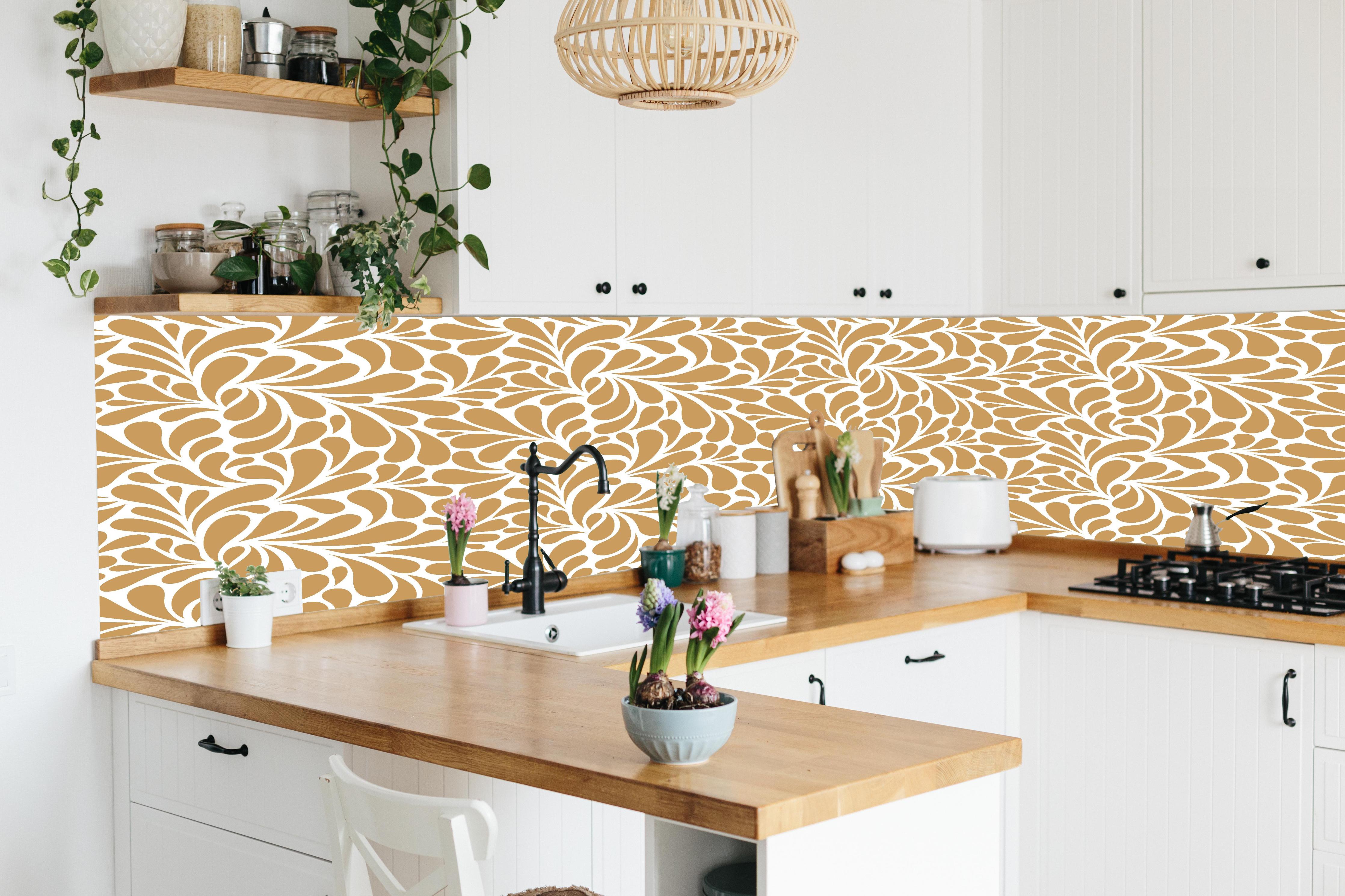 Küche - Natura Petaloso Ocra hinter weißen Hochglanz-Küchenregalen und schwarzem Wasserhahn