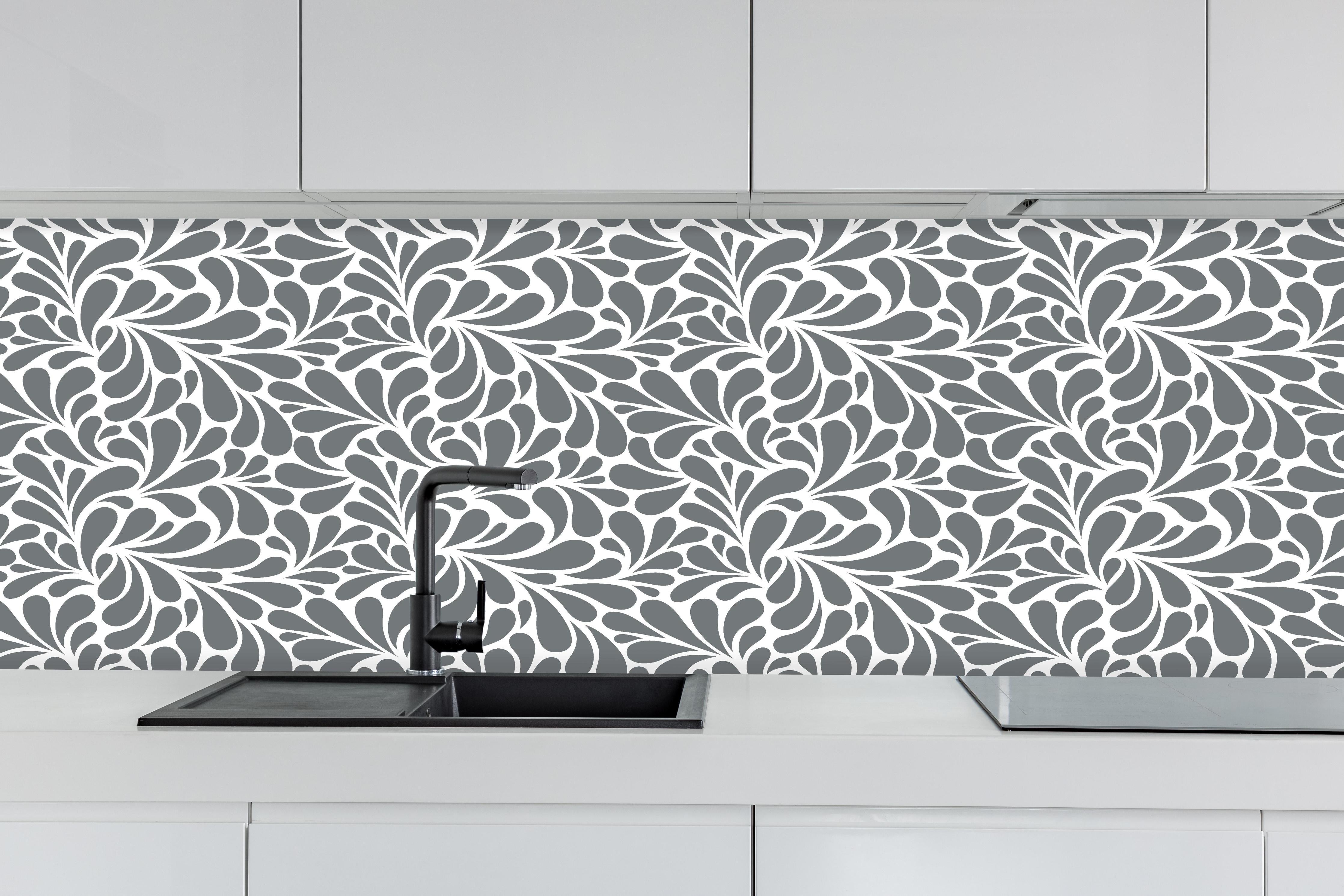 Küche - Natura Petaloso Piombo hinter weißen Hochglanz-Küchenregalen und schwarzem Wasserhahn