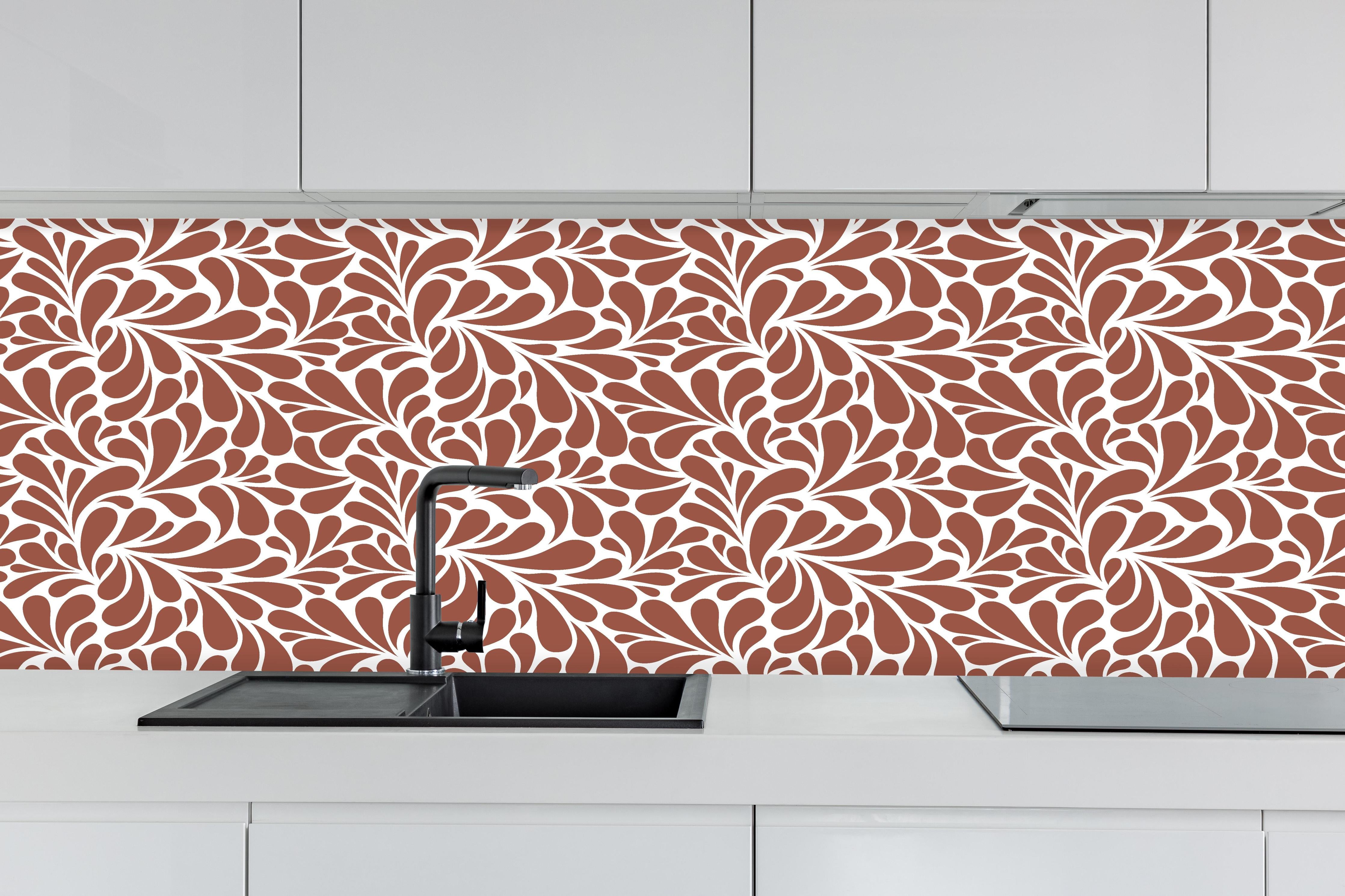 Küche - Natura Petaloso Ruggine hinter weißen Hochglanz-Küchenregalen und schwarzem Wasserhahn