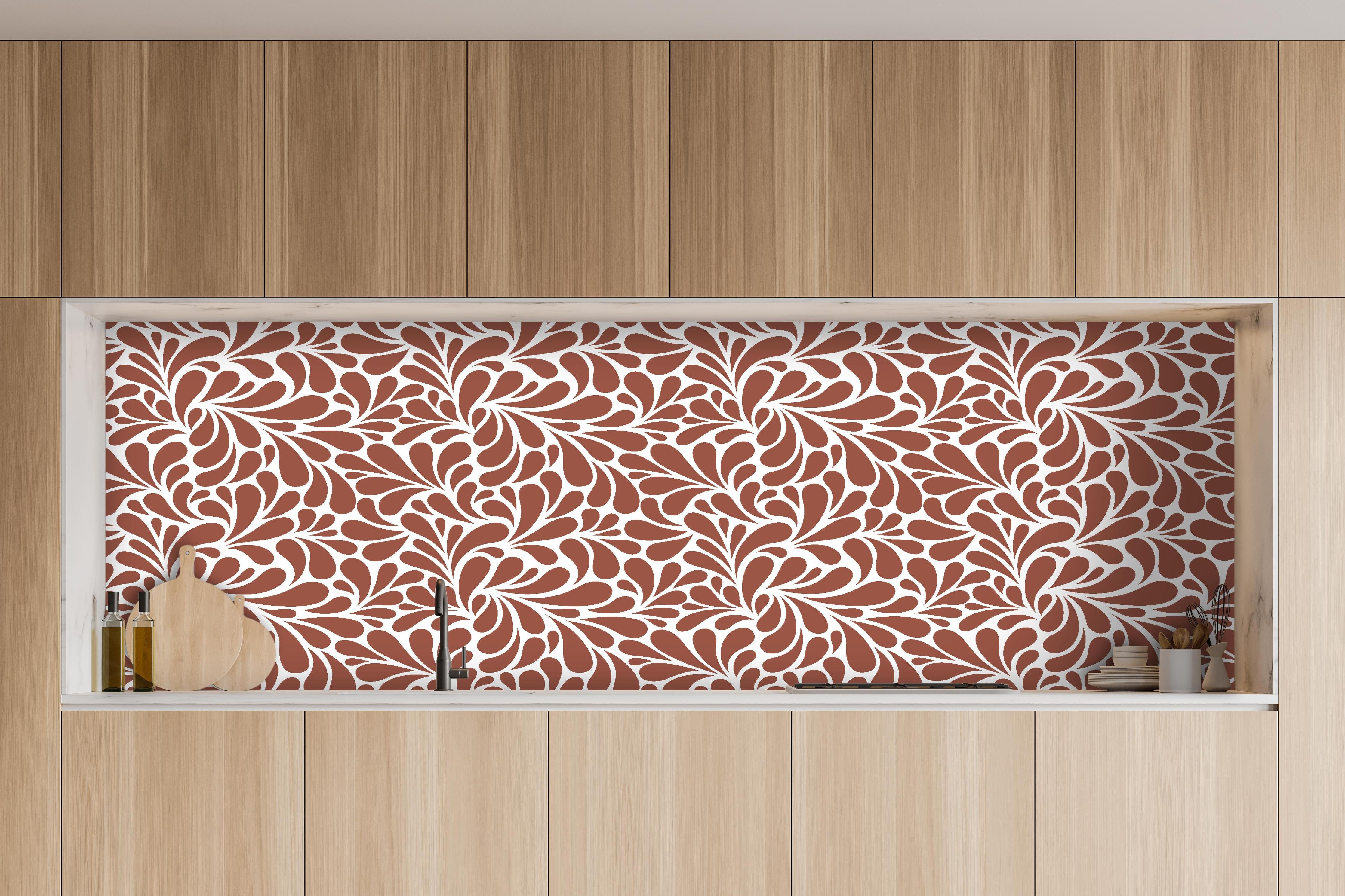 Küche - Natura Petaloso Ruggine hinter weißen Hochglanz-Küchenregalen und schwarzem Wasserhahn