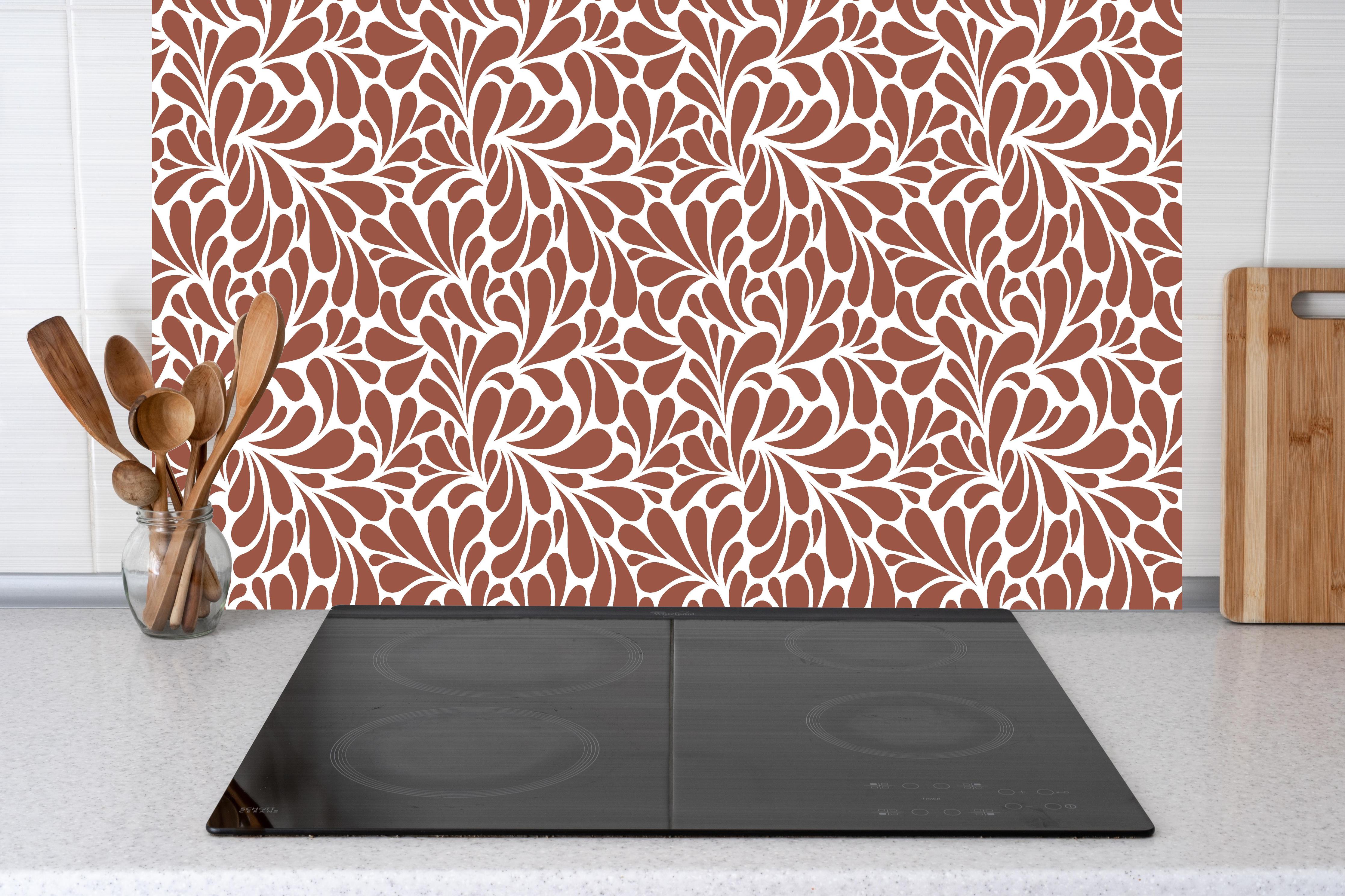 Küche - Natura Petaloso Ruggine hinter weißen Hochglanz-Küchenregalen und schwarzem Wasserhahn