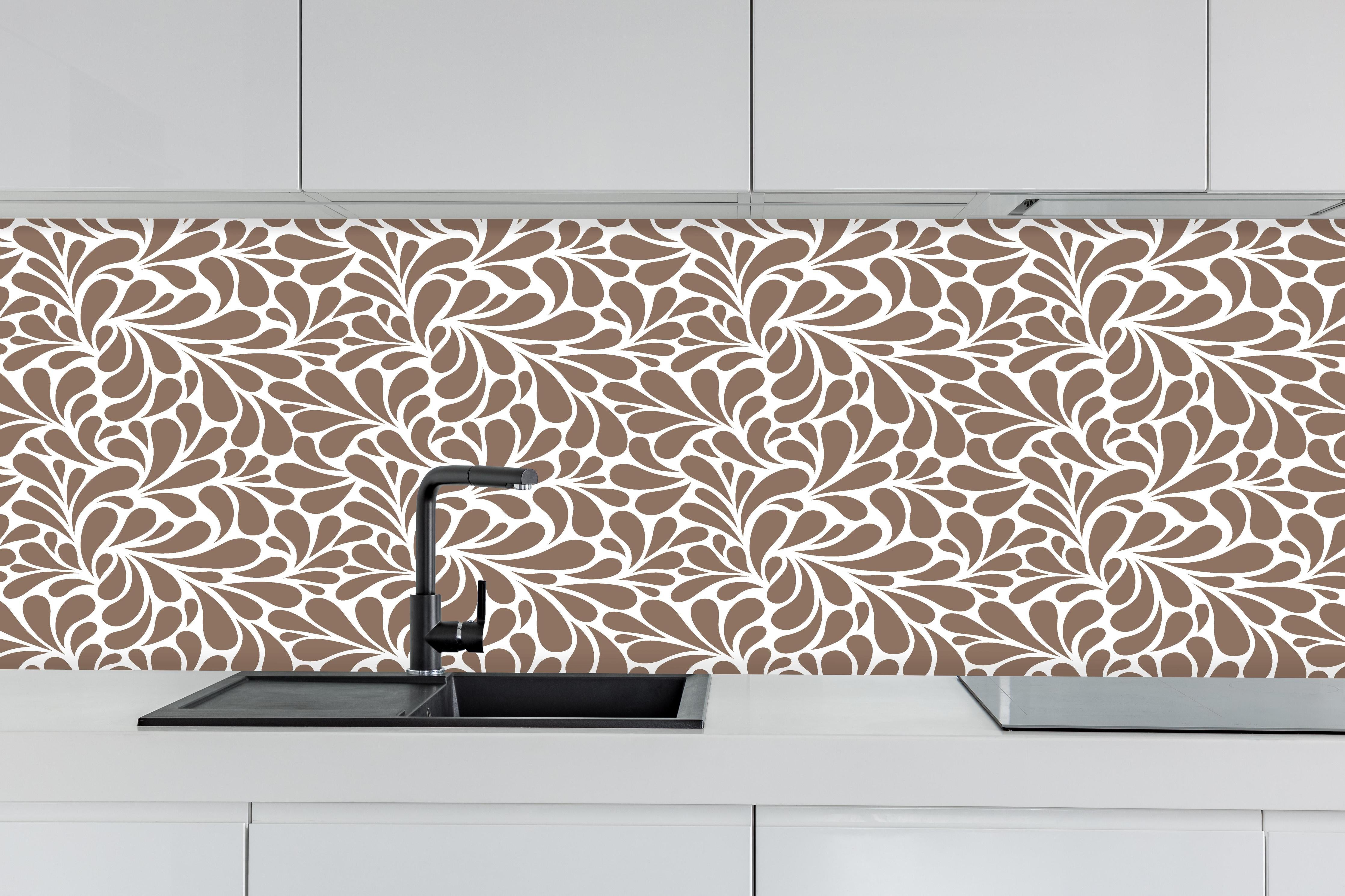 Küche - Natura Petaloso Sigaro hinter weißen Hochglanz-Küchenregalen und schwarzem Wasserhahn