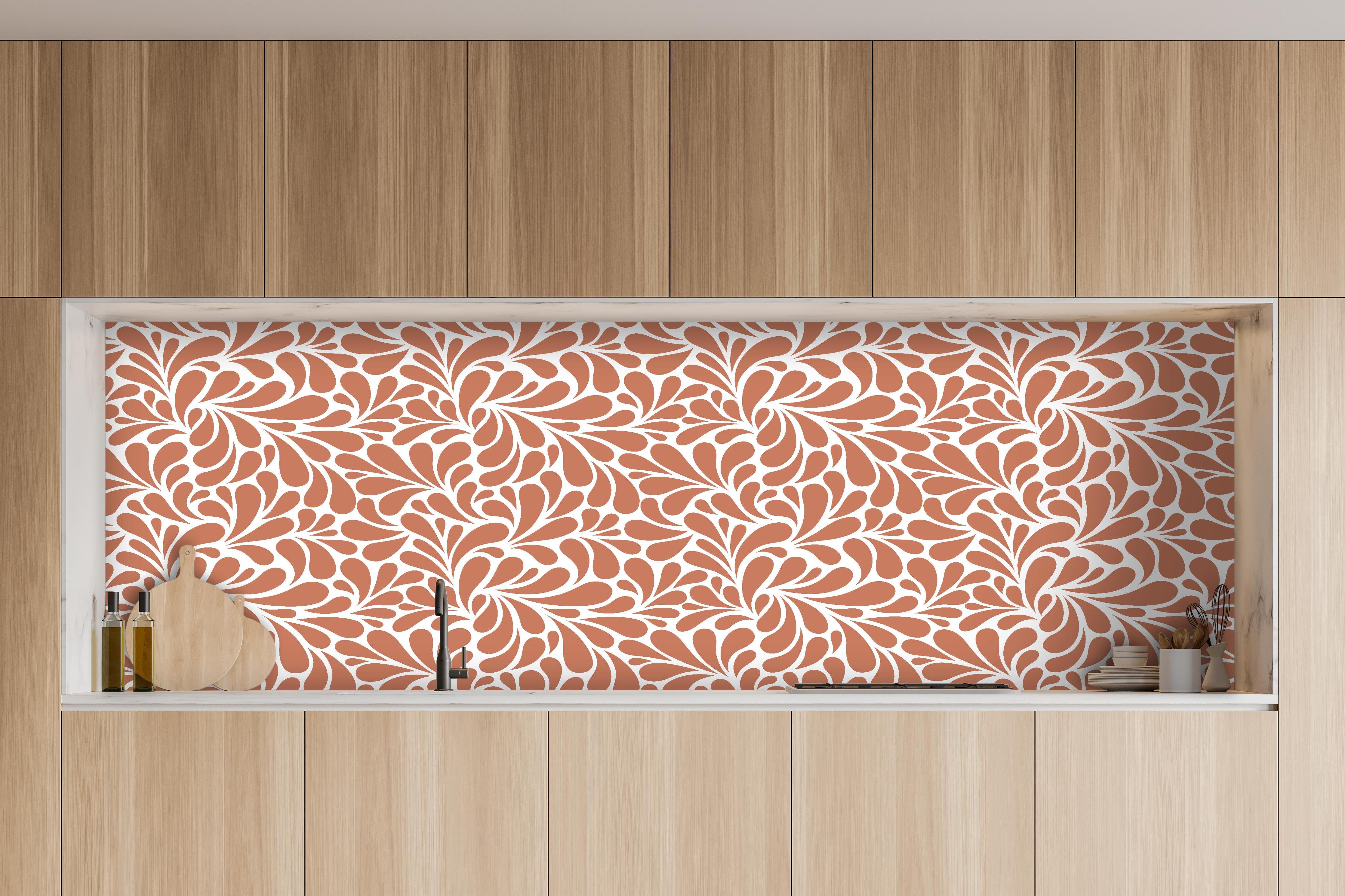 Küche - Natura Petaloso Terracotta hinter weißen Hochglanz-Küchenregalen und schwarzem Wasserhahn