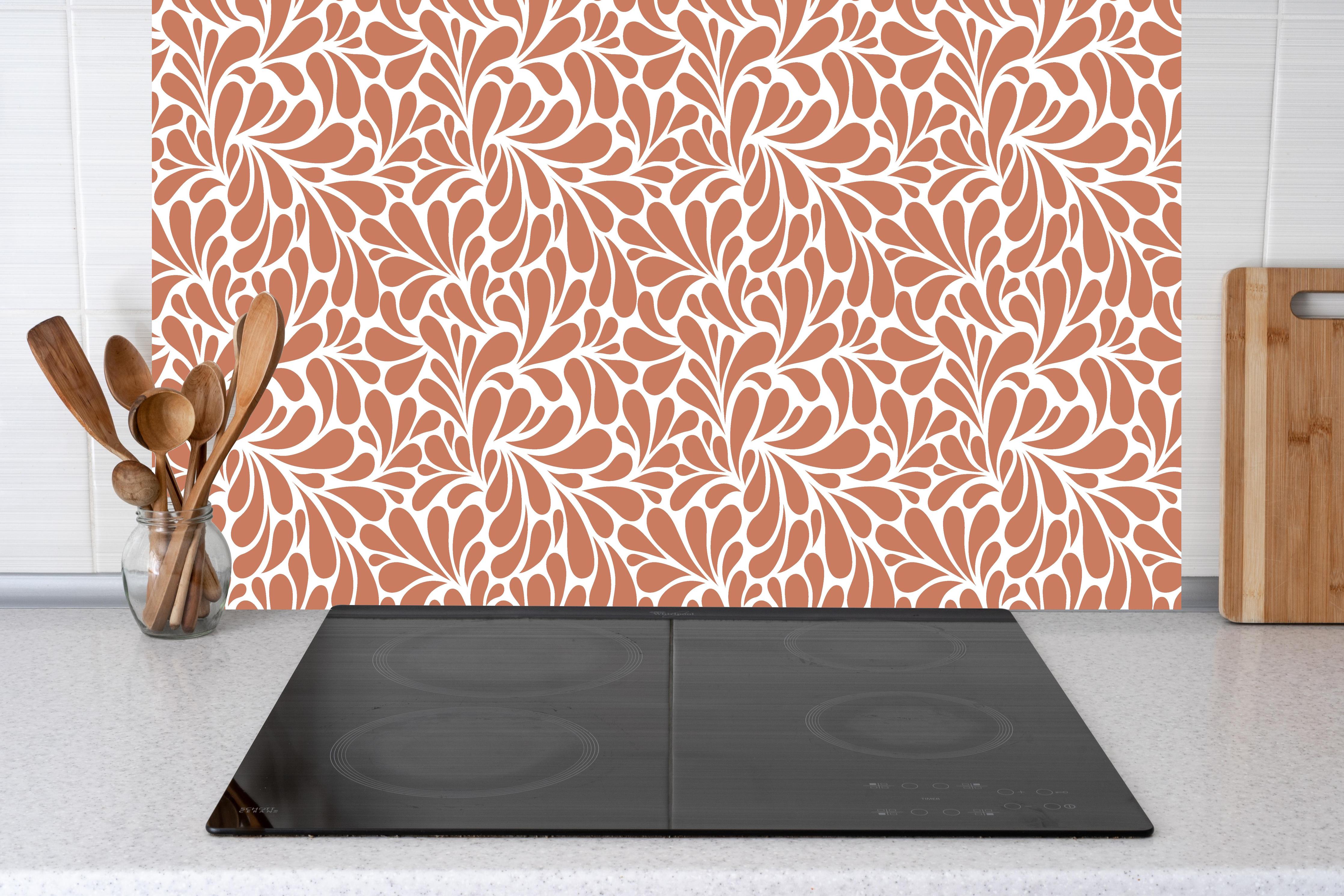 Küche - Natura Petaloso Terracotta hinter weißen Hochglanz-Küchenregalen und schwarzem Wasserhahn