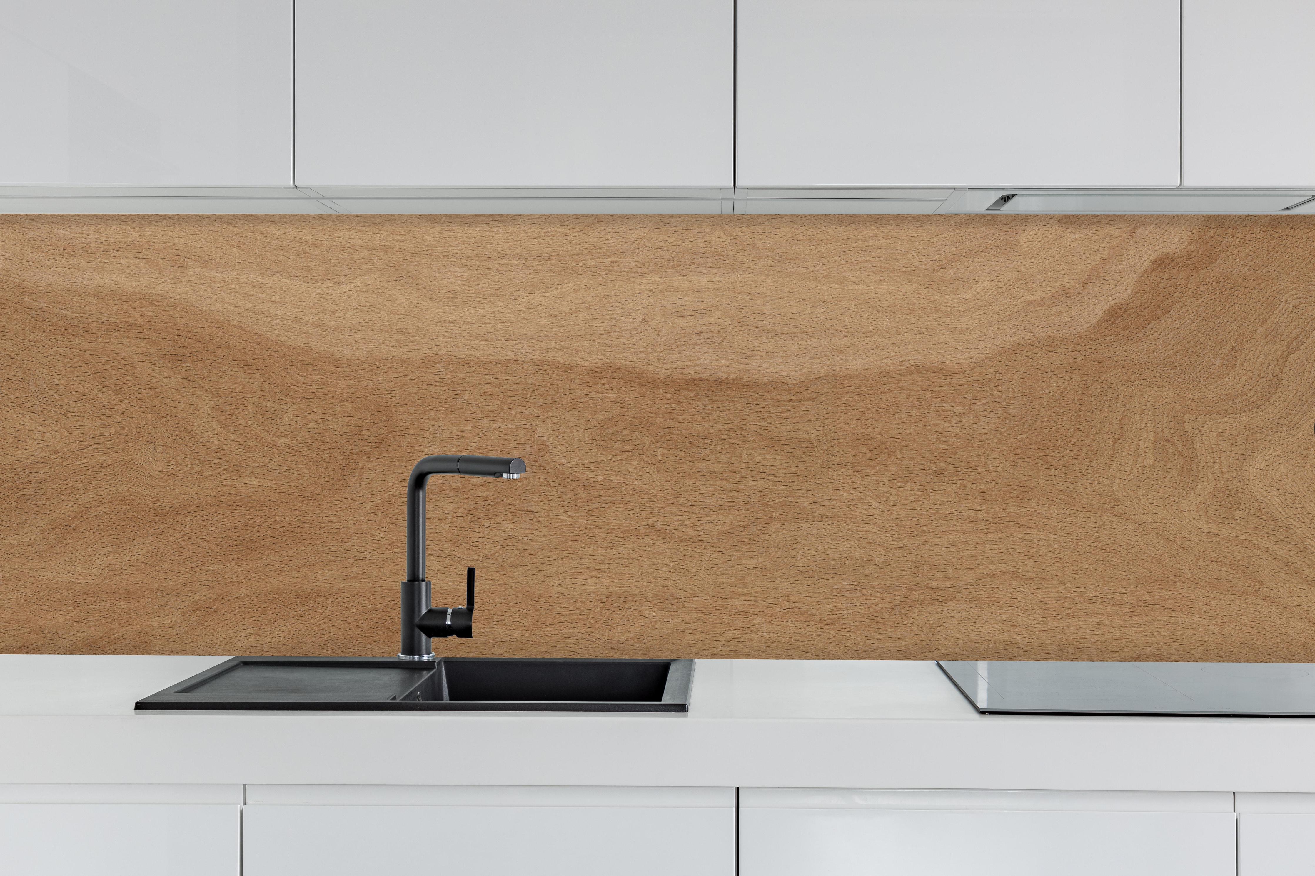 Küche - Naturbelassene Eichenparkett Holztextur hinter weißen Hochglanz-Küchenregalen und schwarzem Wasserhahn