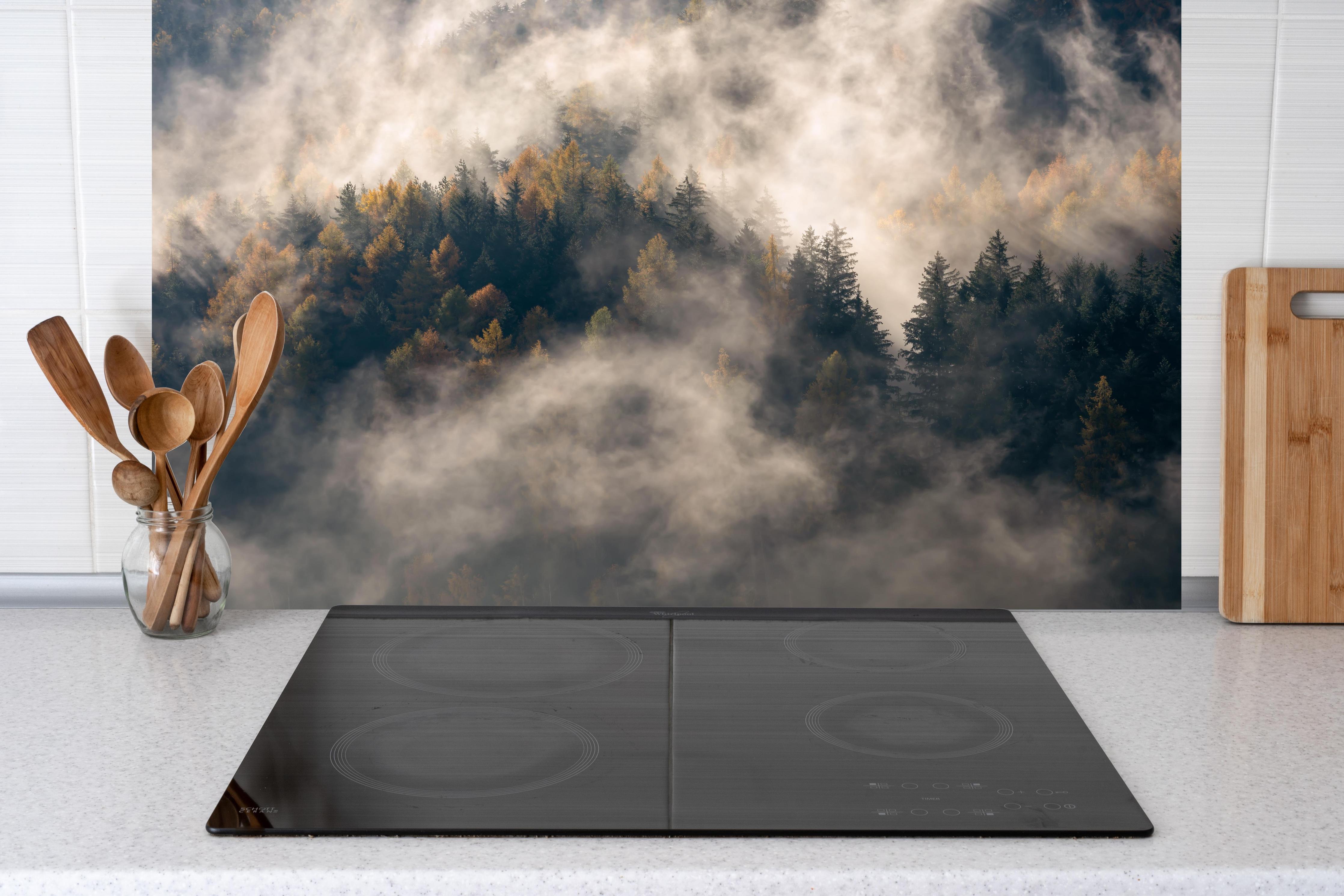 Küche - Nebel im Wald hinter weißen Hochglanz-Küchenregalen und schwarzem Wasserhahn