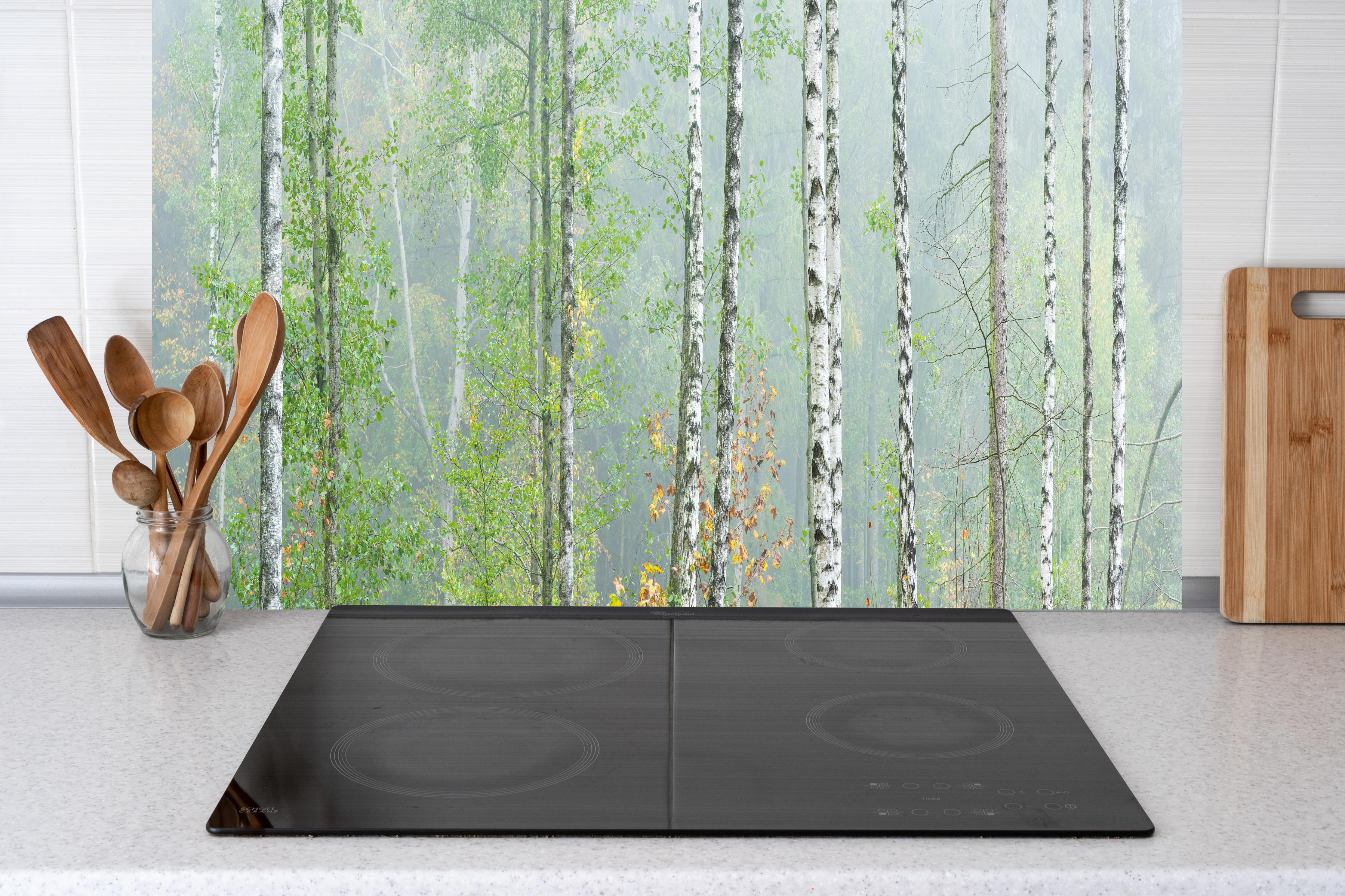 Küche - Nebeliger Birkenwald hinter weißen Hochglanz-Küchenregalen und schwarzem Wasserhahn