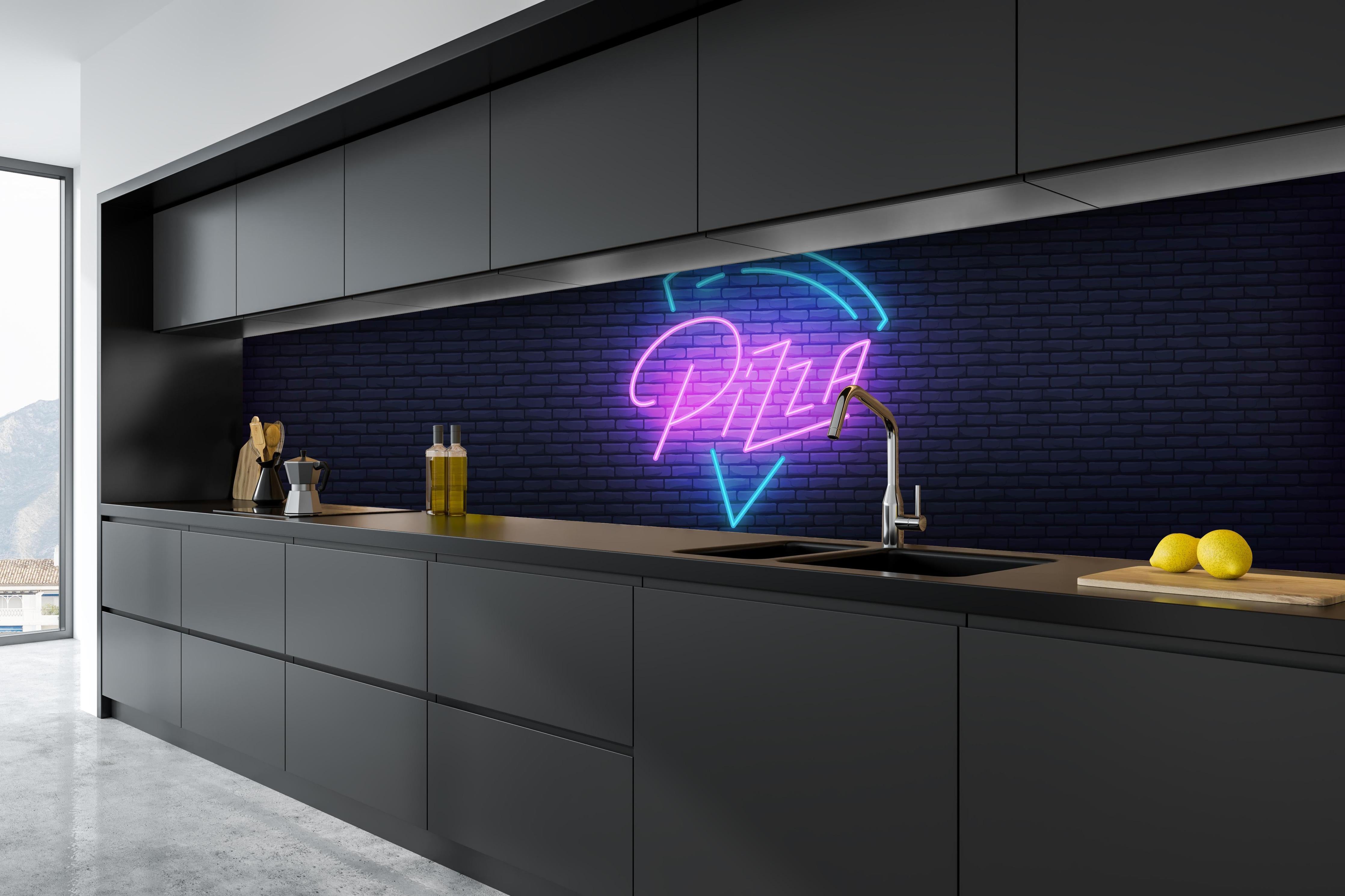 Küche - Neon Leuchtreklame Pizza Wandbild hinter weißen Hochglanz-Küchenregalen und schwarzem Wasserhahn