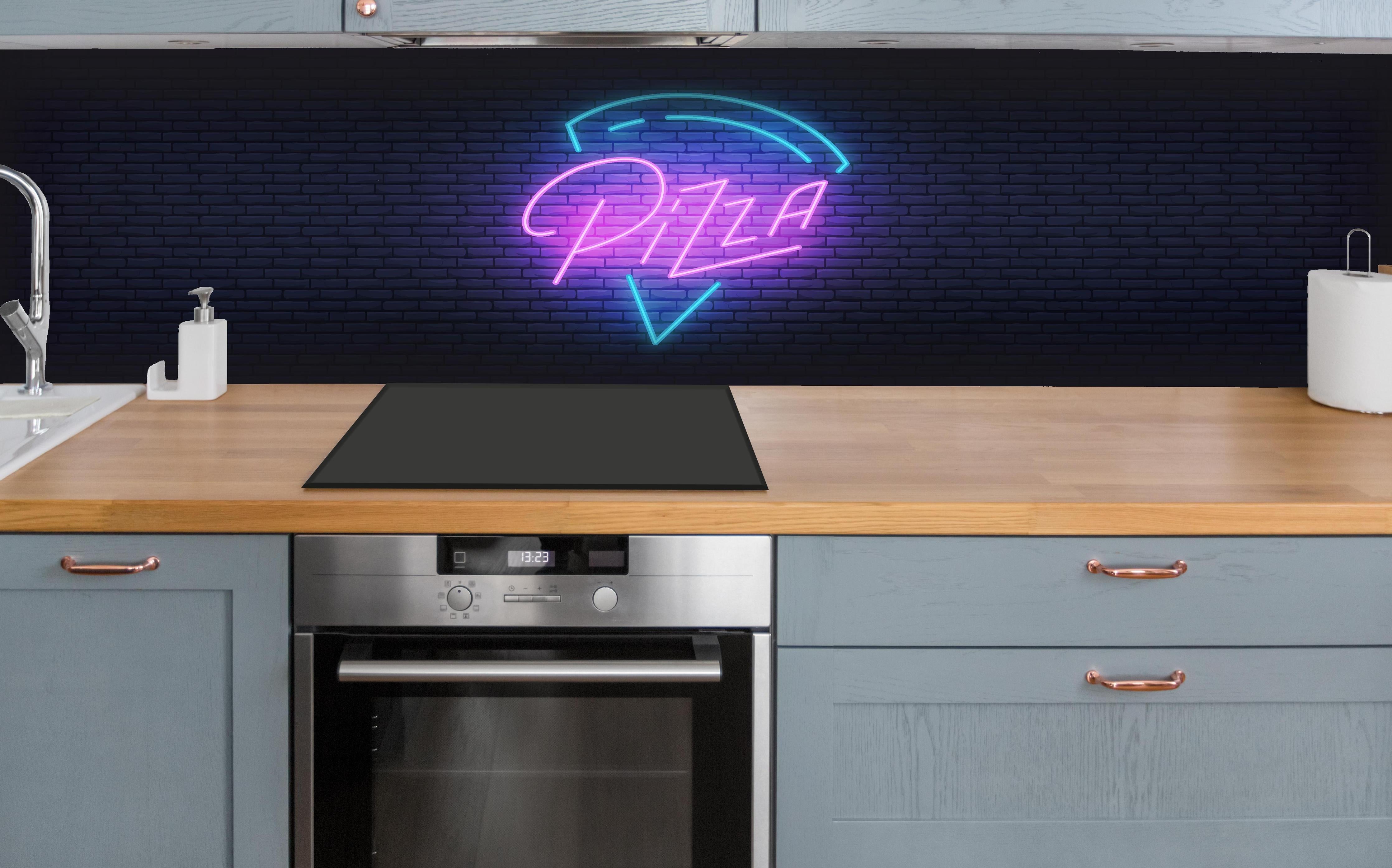 Küche - Neon Leuchtreklame Pizza Wandbild hinter weißen Hochglanz-Küchenregalen und schwarzem Wasserhahn