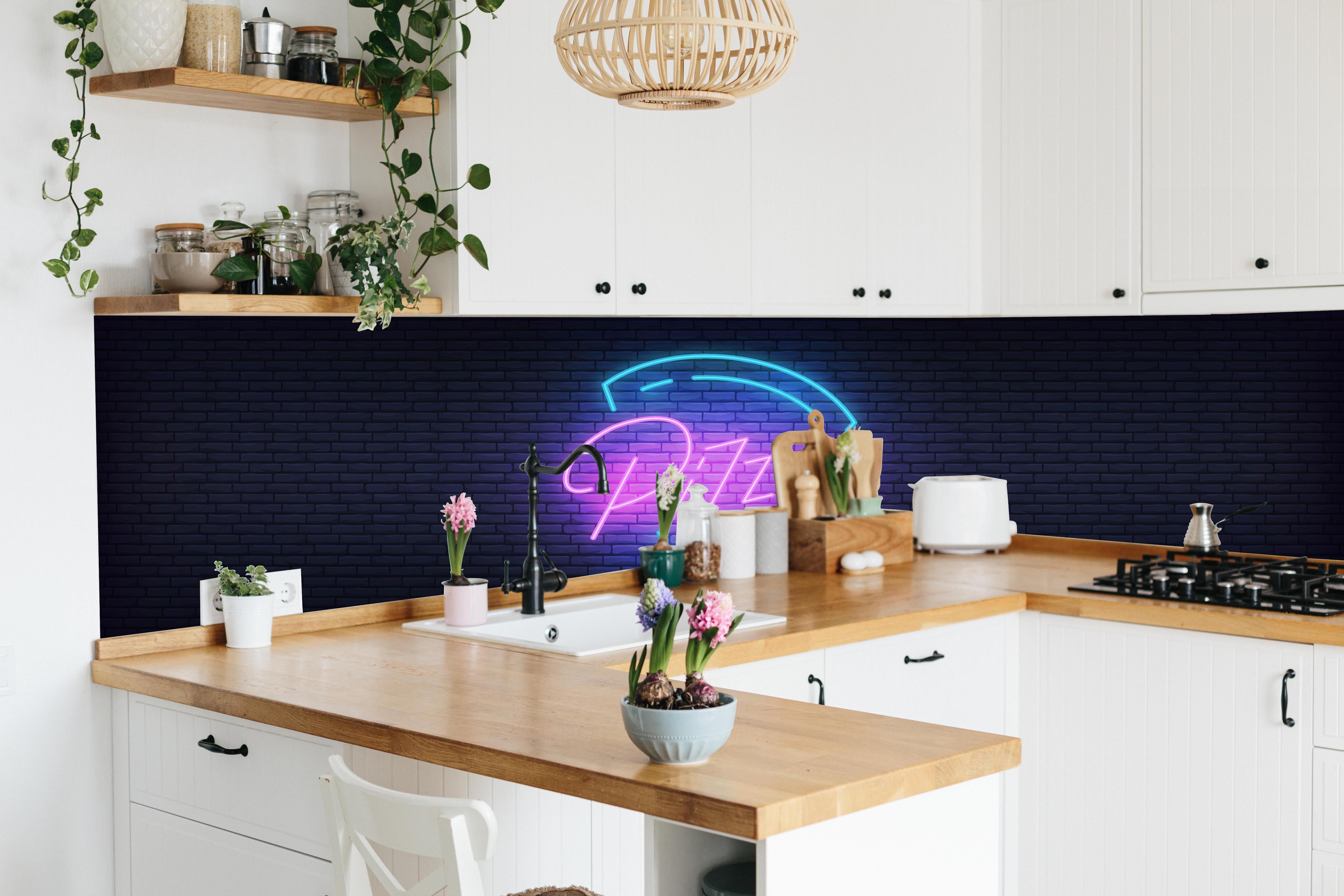 Küche - Neon Leuchtreklame Pizza Wandbild hinter weißen Hochglanz-Küchenregalen und schwarzem Wasserhahn