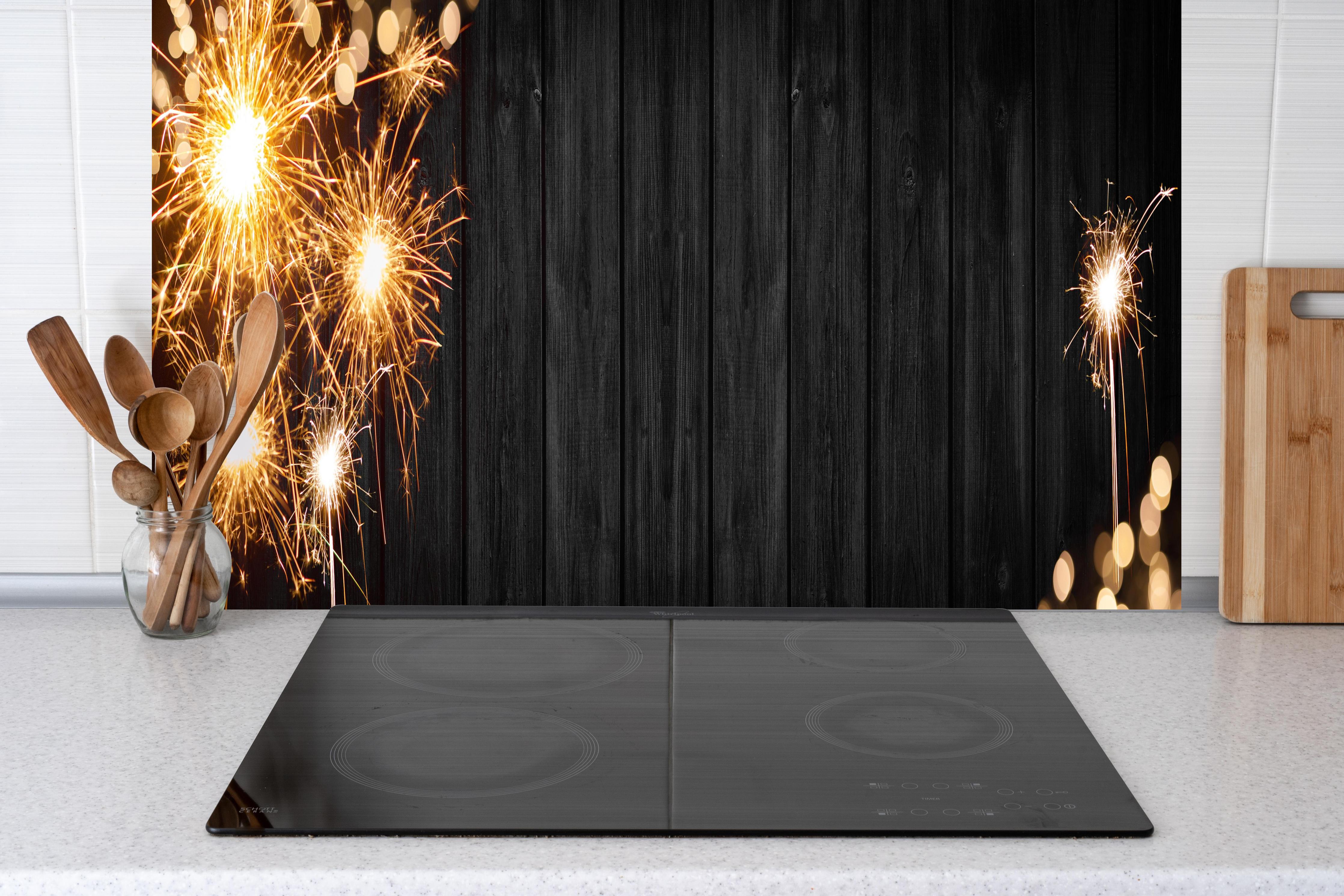 Küche - Neujahr Feuerwerk Funken auf Schwarz hinter weißen Hochglanz-Küchenregalen und schwarzem Wasserhahn