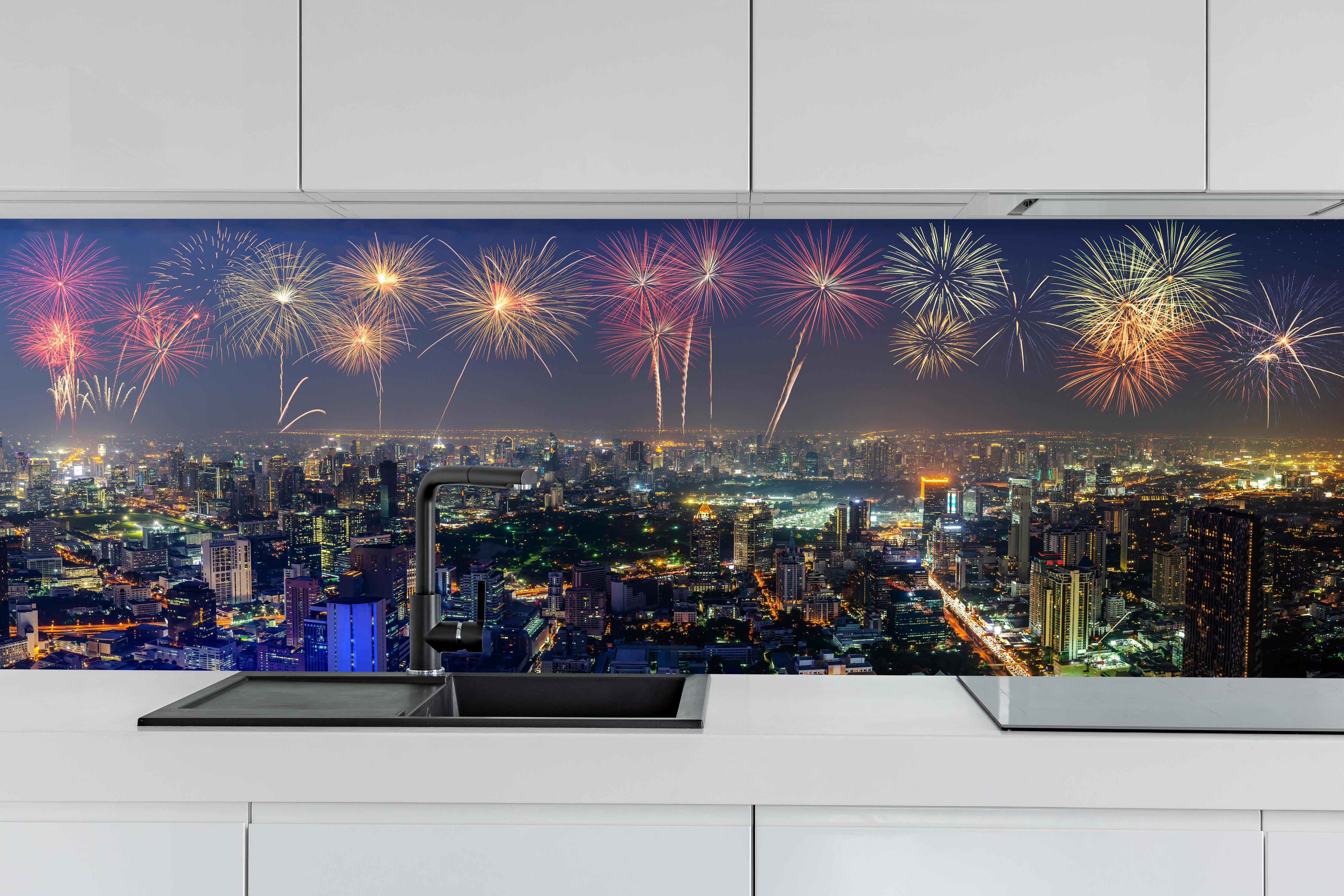 Küche - Neujahres Skyline in Bangkok hinter weißen Hochglanz-Küchenregalen und schwarzem Wasserhahn