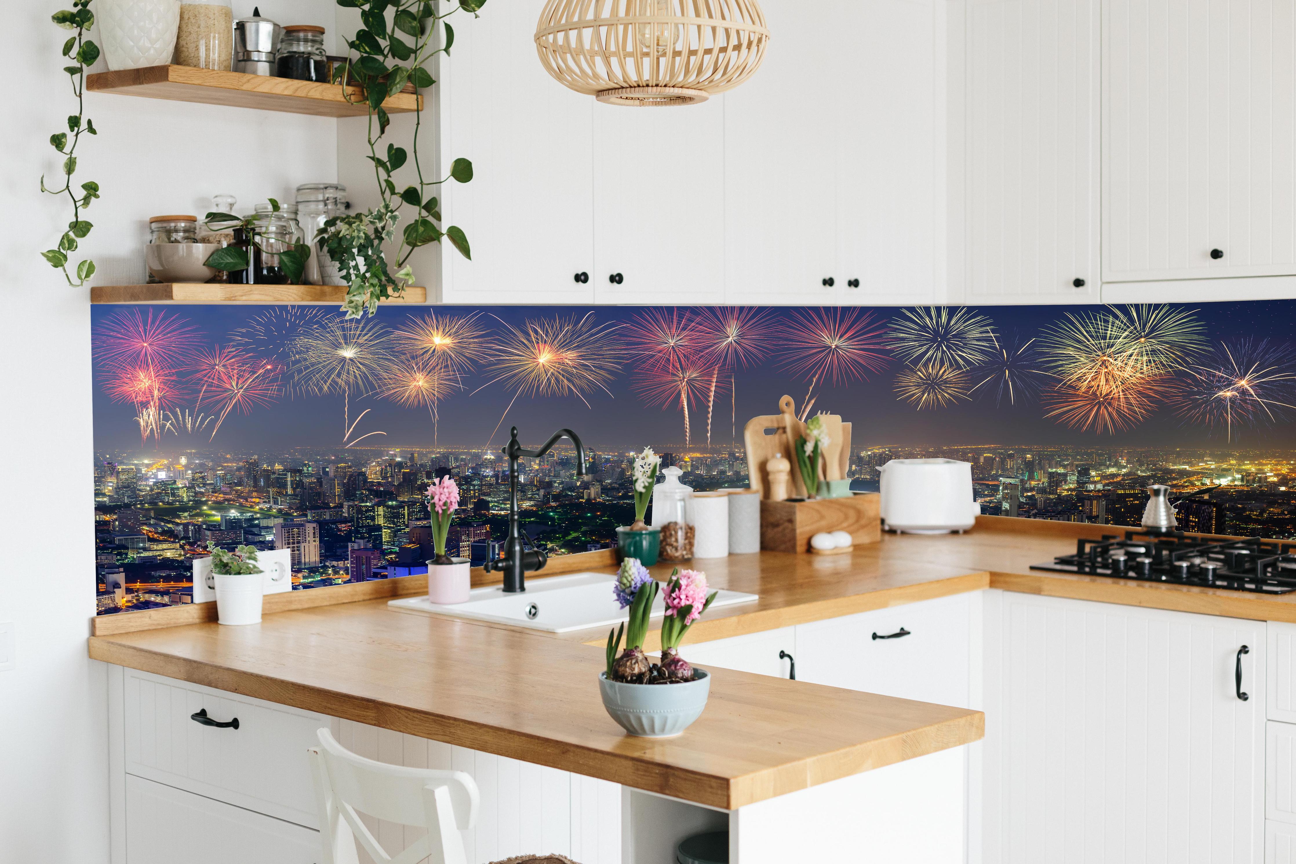 Küche - Neujahres Skyline in Bangkok hinter weißen Hochglanz-Küchenregalen und schwarzem Wasserhahn