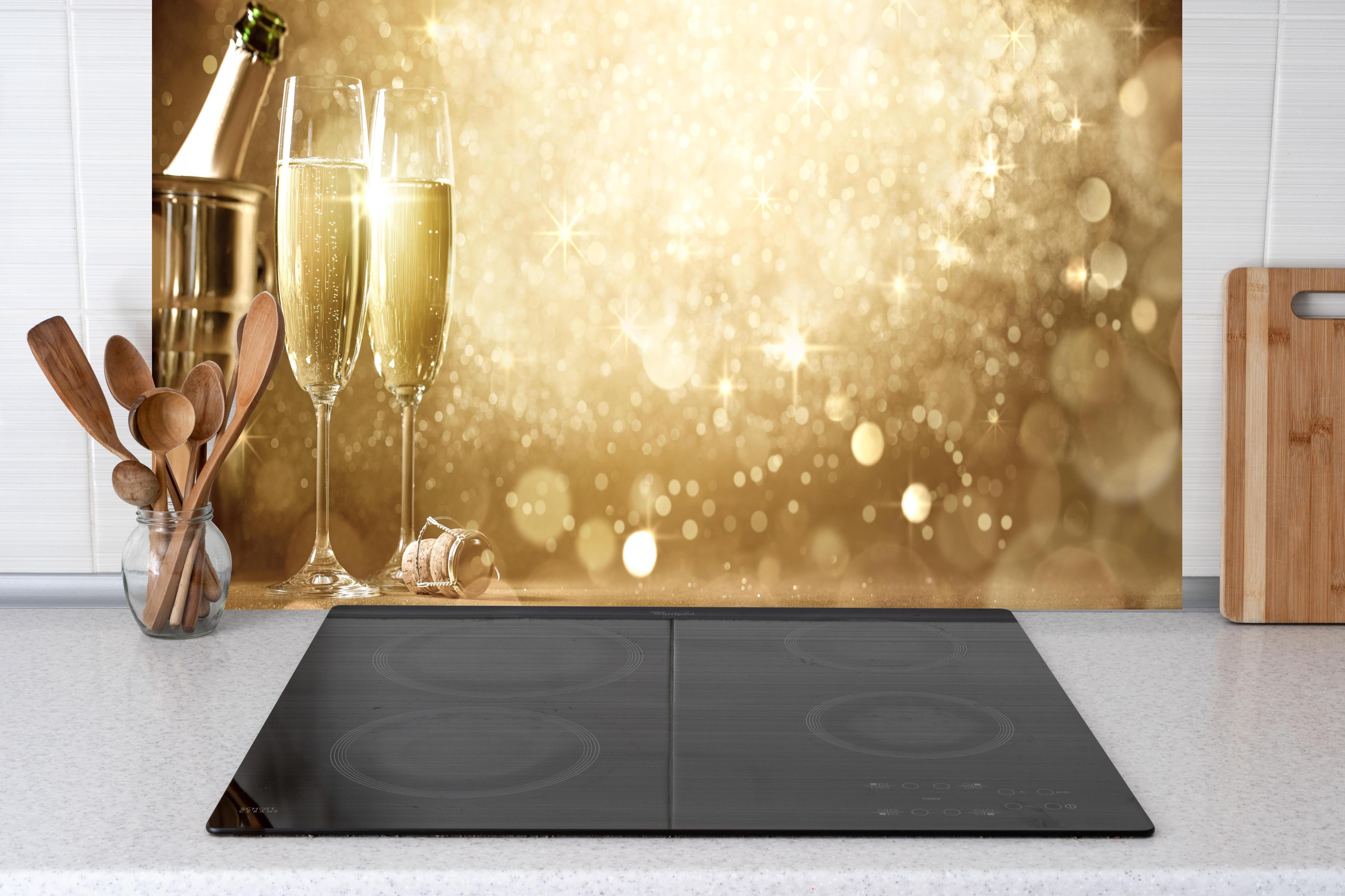 Küche - Neujahrsfeier hinter weißen Hochglanz-Küchenregalen und schwarzem Wasserhahn