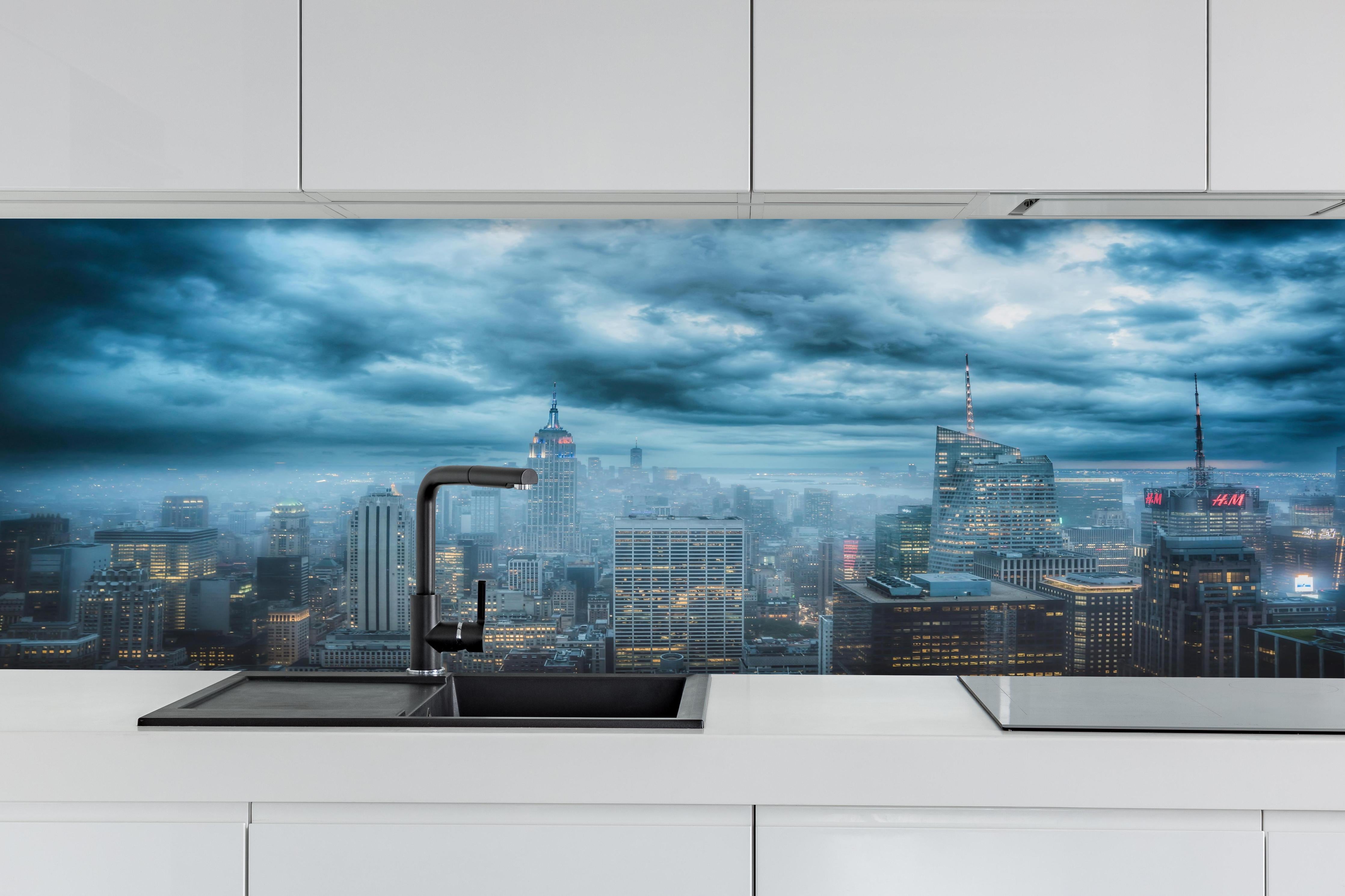 Küche - New York Skyline hinter weißen Hochglanz-Küchenregalen und schwarzem Wasserhahn