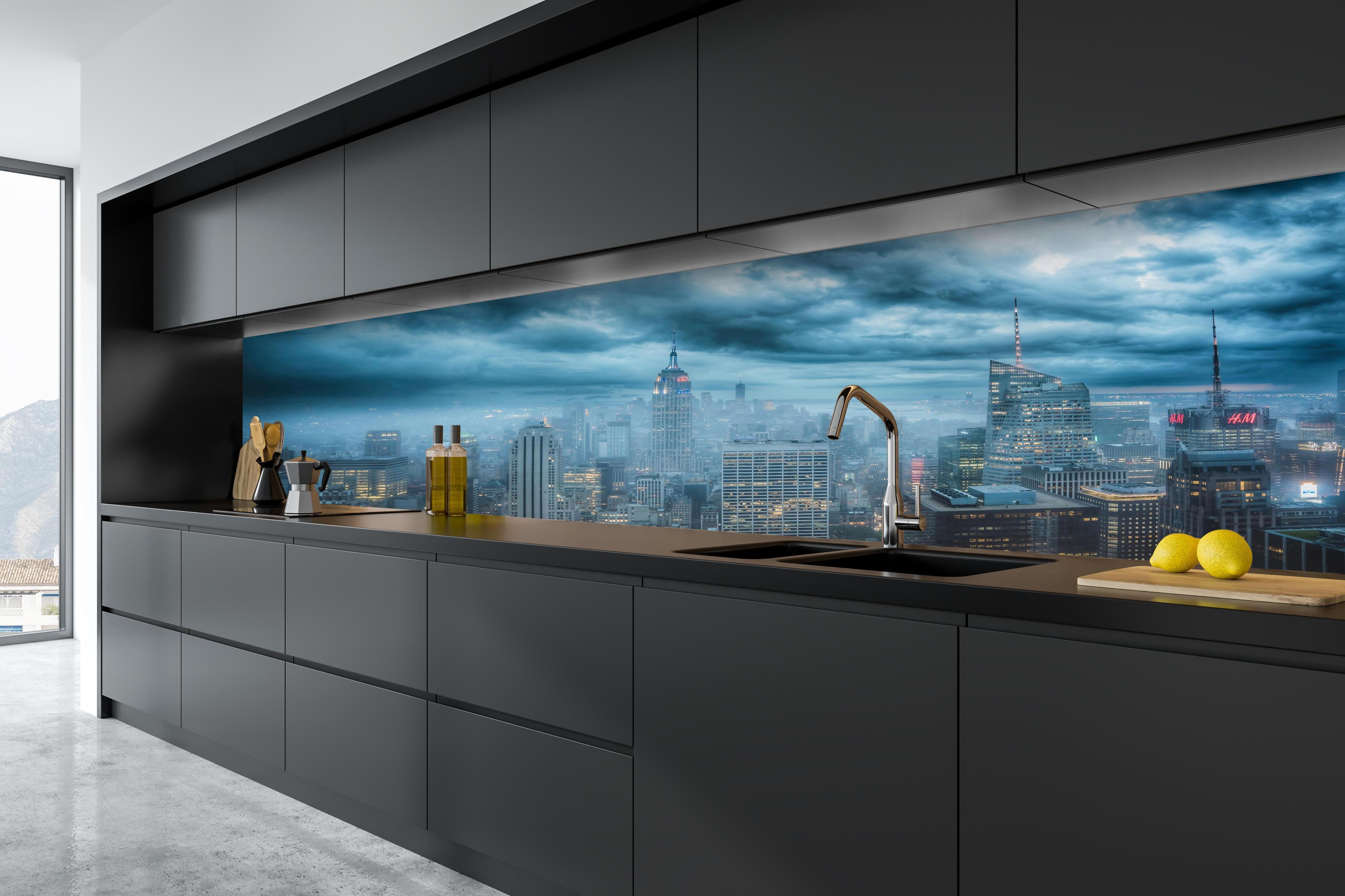 Küche - New York Skyline hinter weißen Hochglanz-Küchenregalen und schwarzem Wasserhahn
