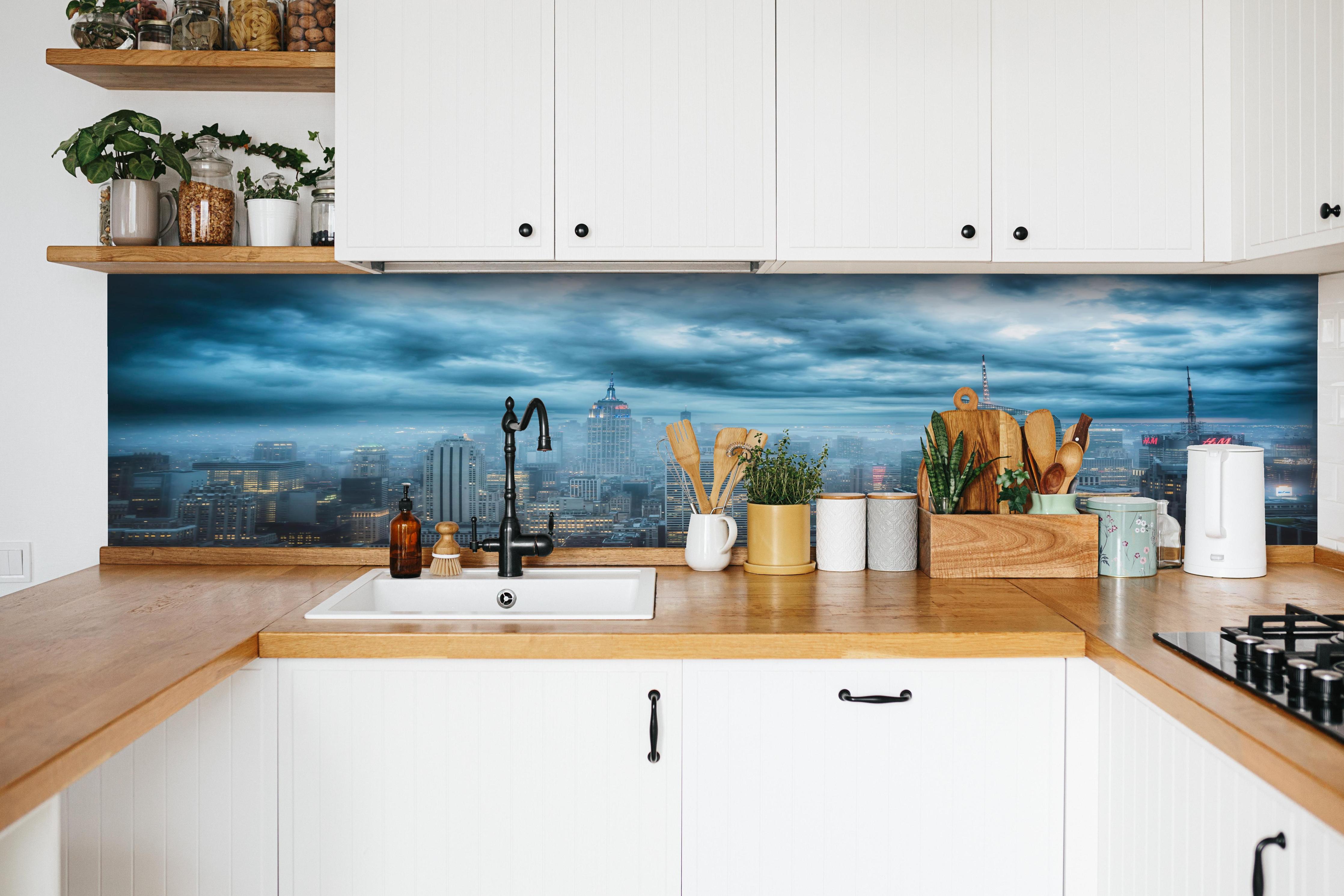 Küche - New York Skyline hinter weißen Hochglanz-Küchenregalen und schwarzem Wasserhahn