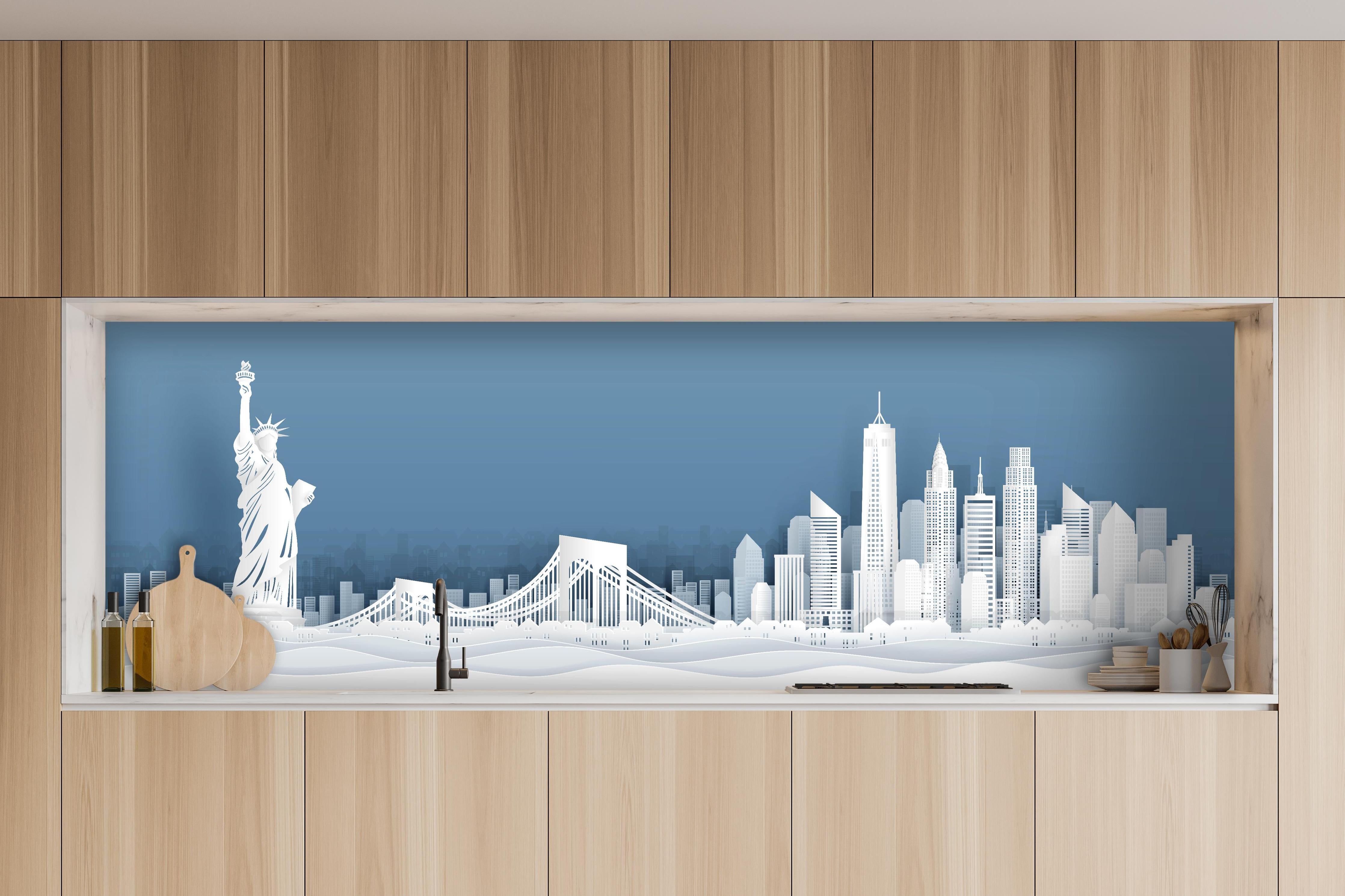 Küche - New York Skyline Papercut Stil Weiß-Grau hinter weißen Hochglanz-Küchenregalen und schwarzem Wasserhahn
