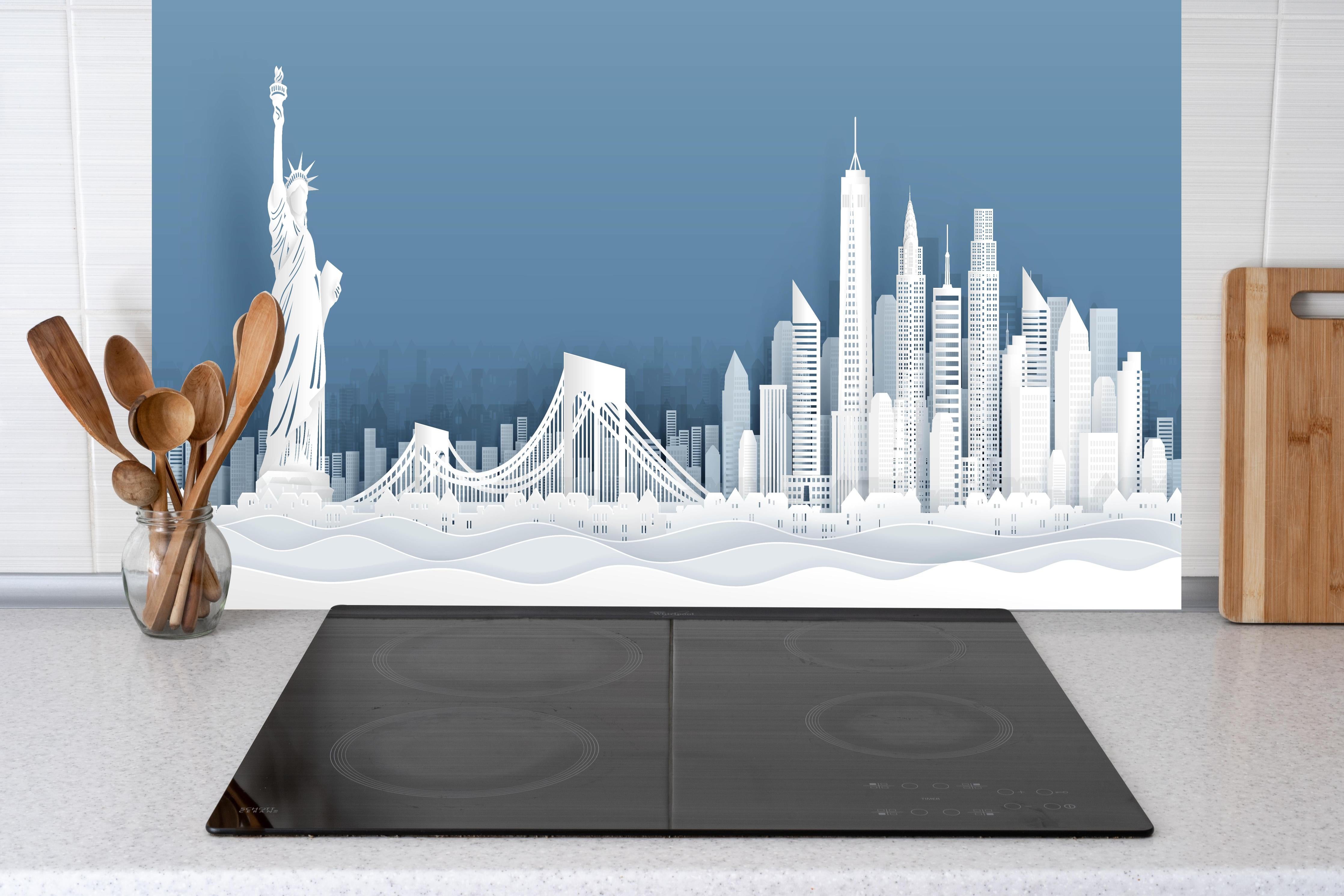 Küche - New York Skyline Papercut Stil Weiß-Grau hinter weißen Hochglanz-Küchenregalen und schwarzem Wasserhahn