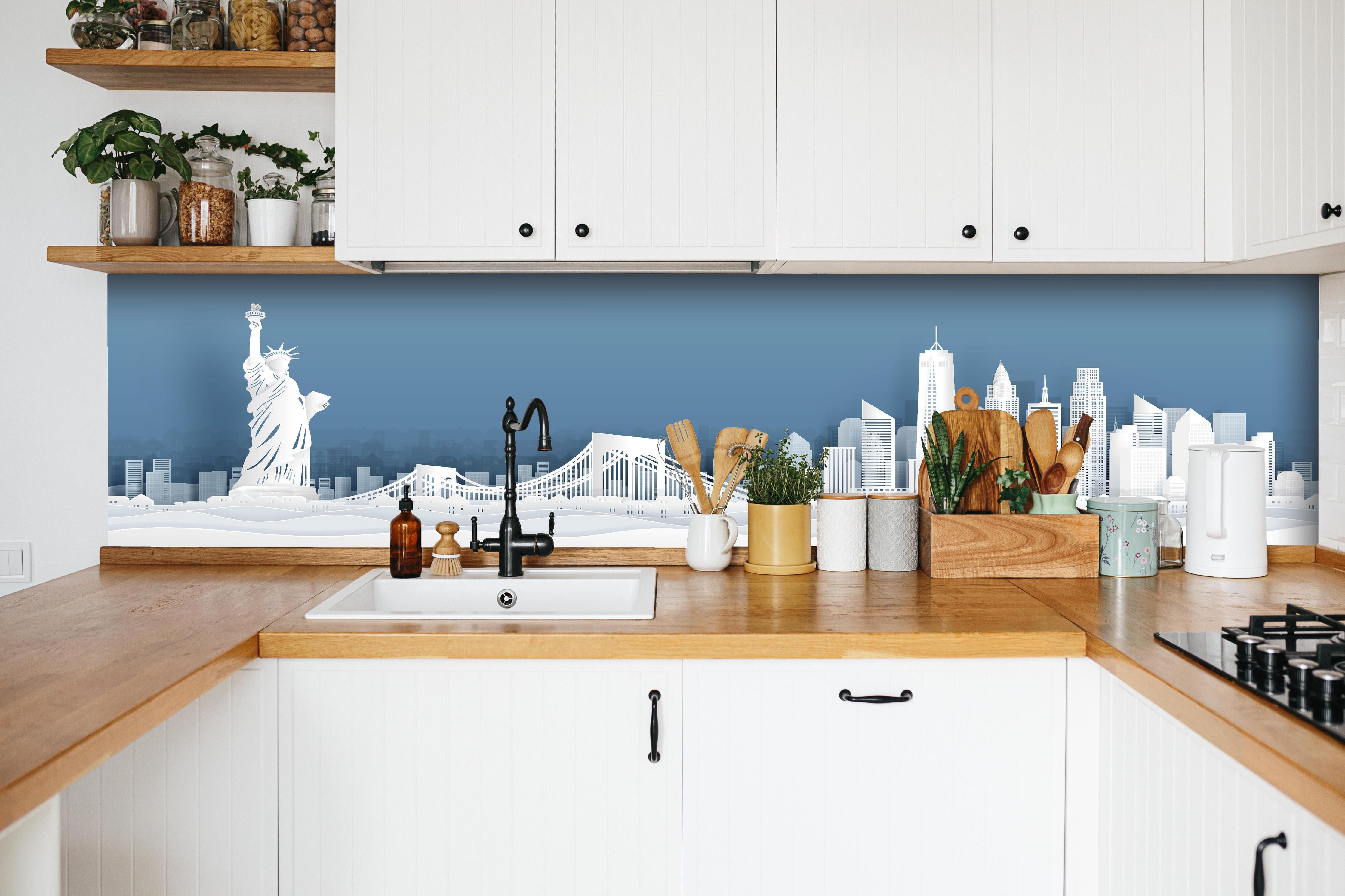 Küche - New York Skyline Papercut Stil Weiß-Grau hinter weißen Hochglanz-Küchenregalen und schwarzem Wasserhahn
