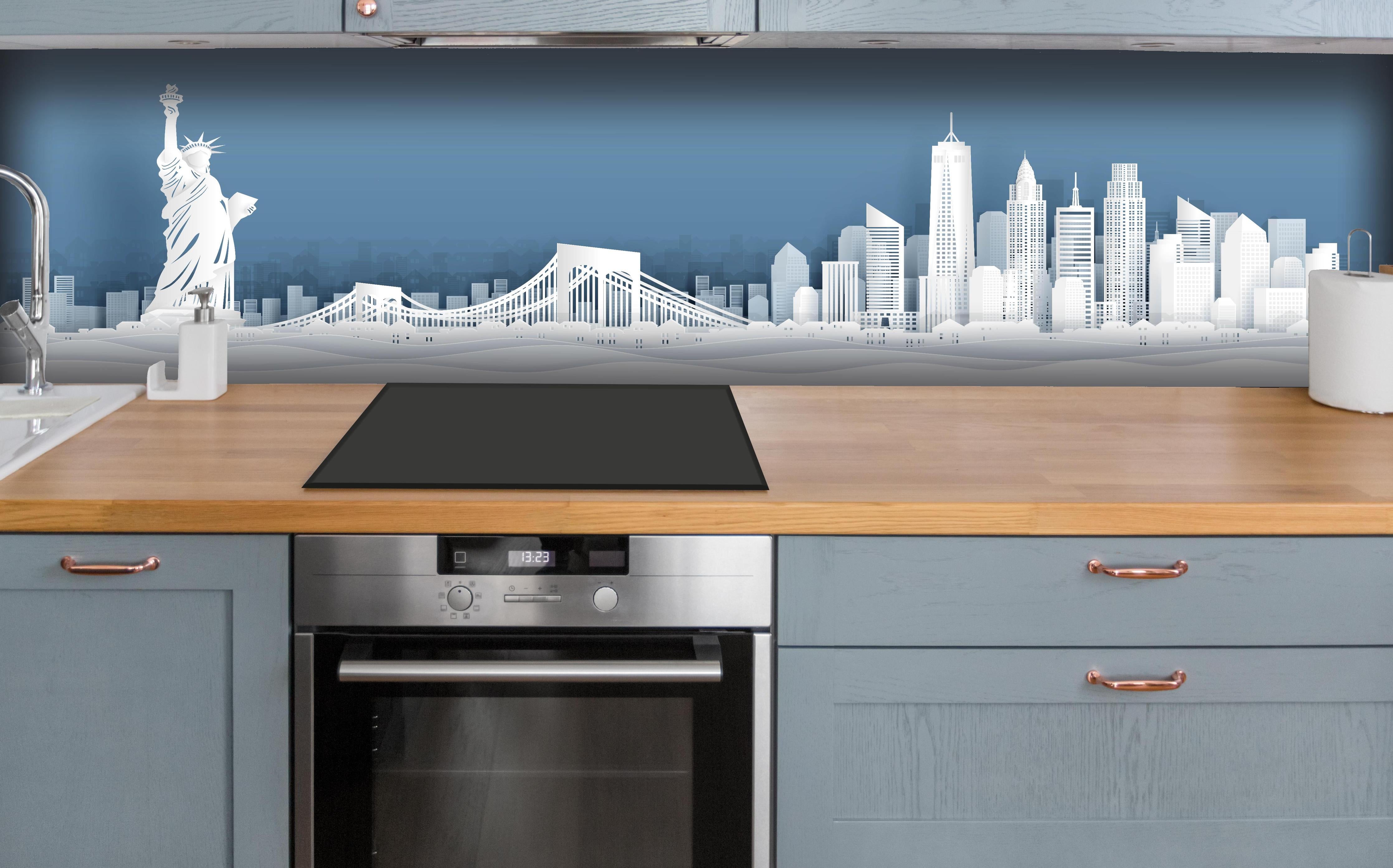 Küche - New York Skyline Papercut Stil Weiß-Grau hinter weißen Hochglanz-Küchenregalen und schwarzem Wasserhahn