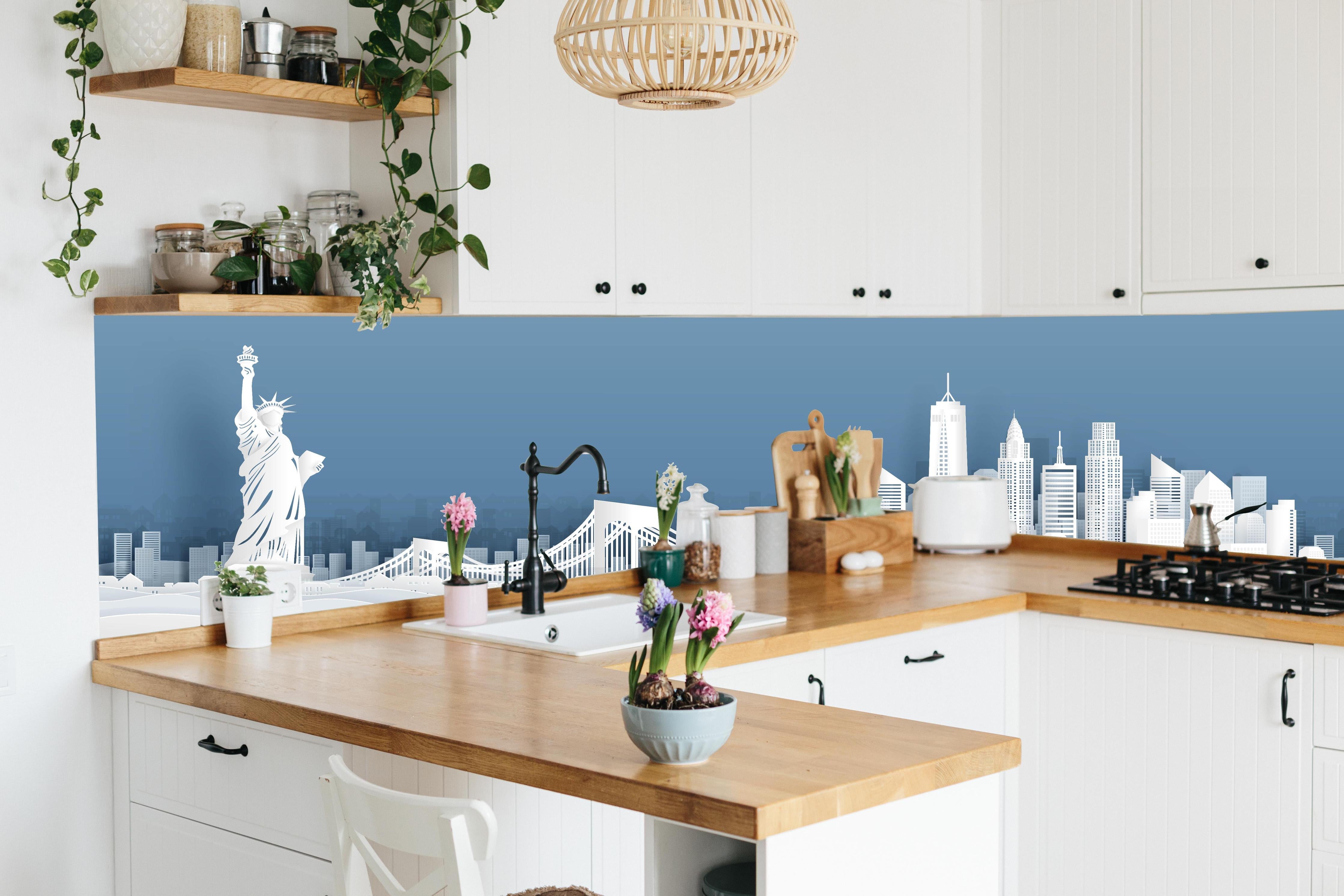 Küche - New York Skyline Papercut Stil Weiß-Grau hinter weißen Hochglanz-Küchenregalen und schwarzem Wasserhahn