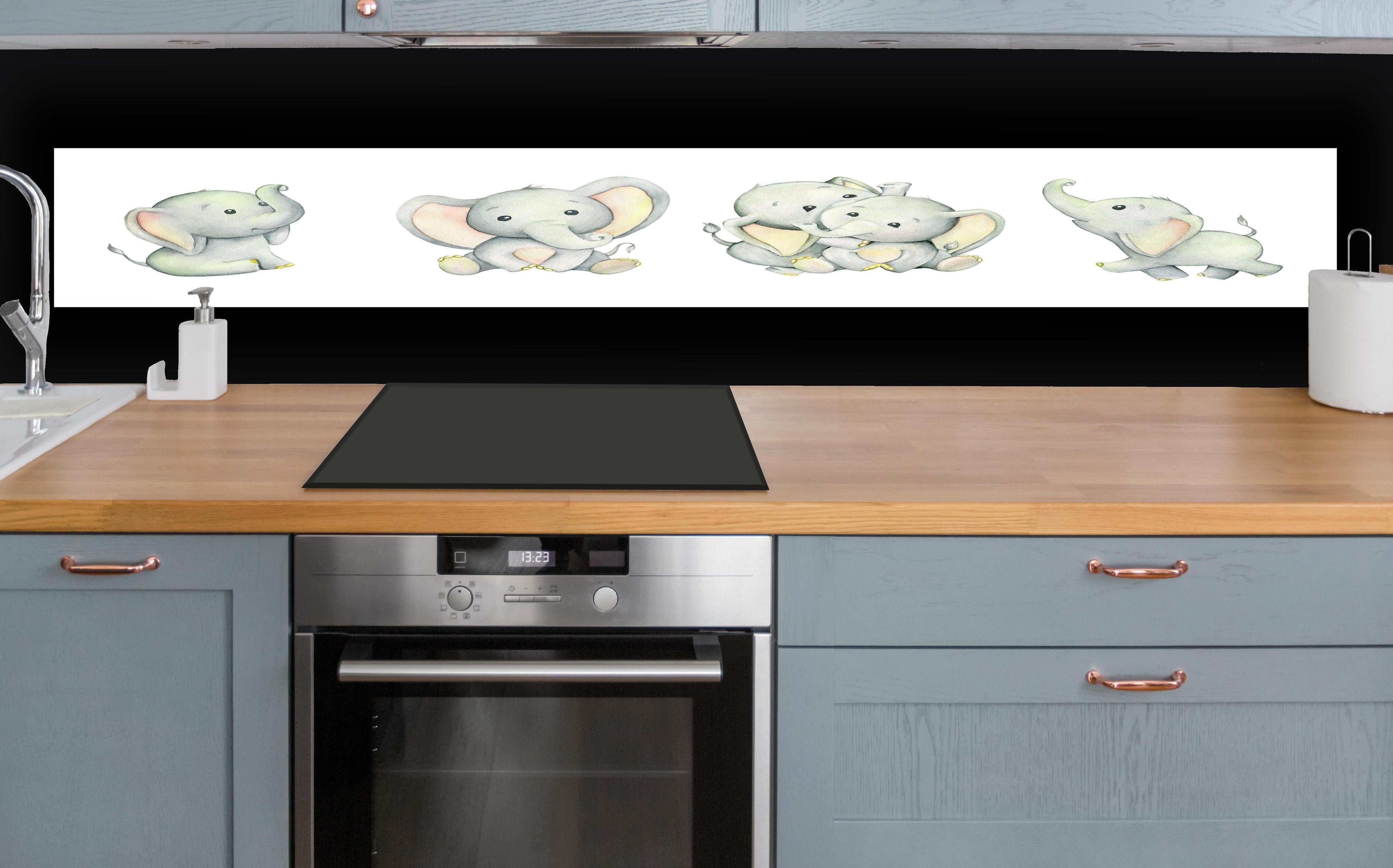 Küche - Niedliche Elefanten hinter weißen Hochglanz-Küchenregalen und schwarzem Wasserhahn