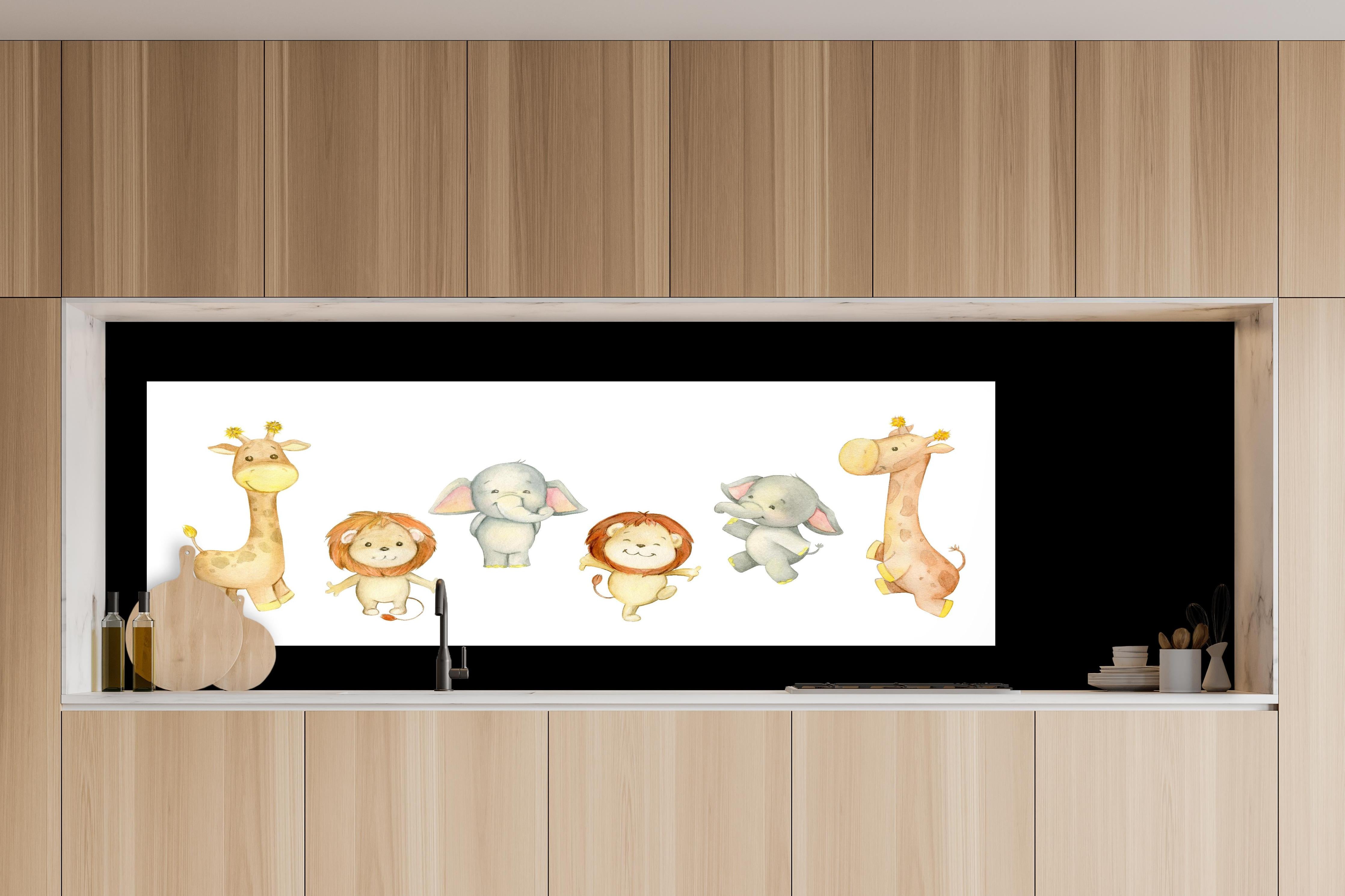 Küche - Niedliche Tiere hinter weißen Hochglanz-Küchenregalen und schwarzem Wasserhahn