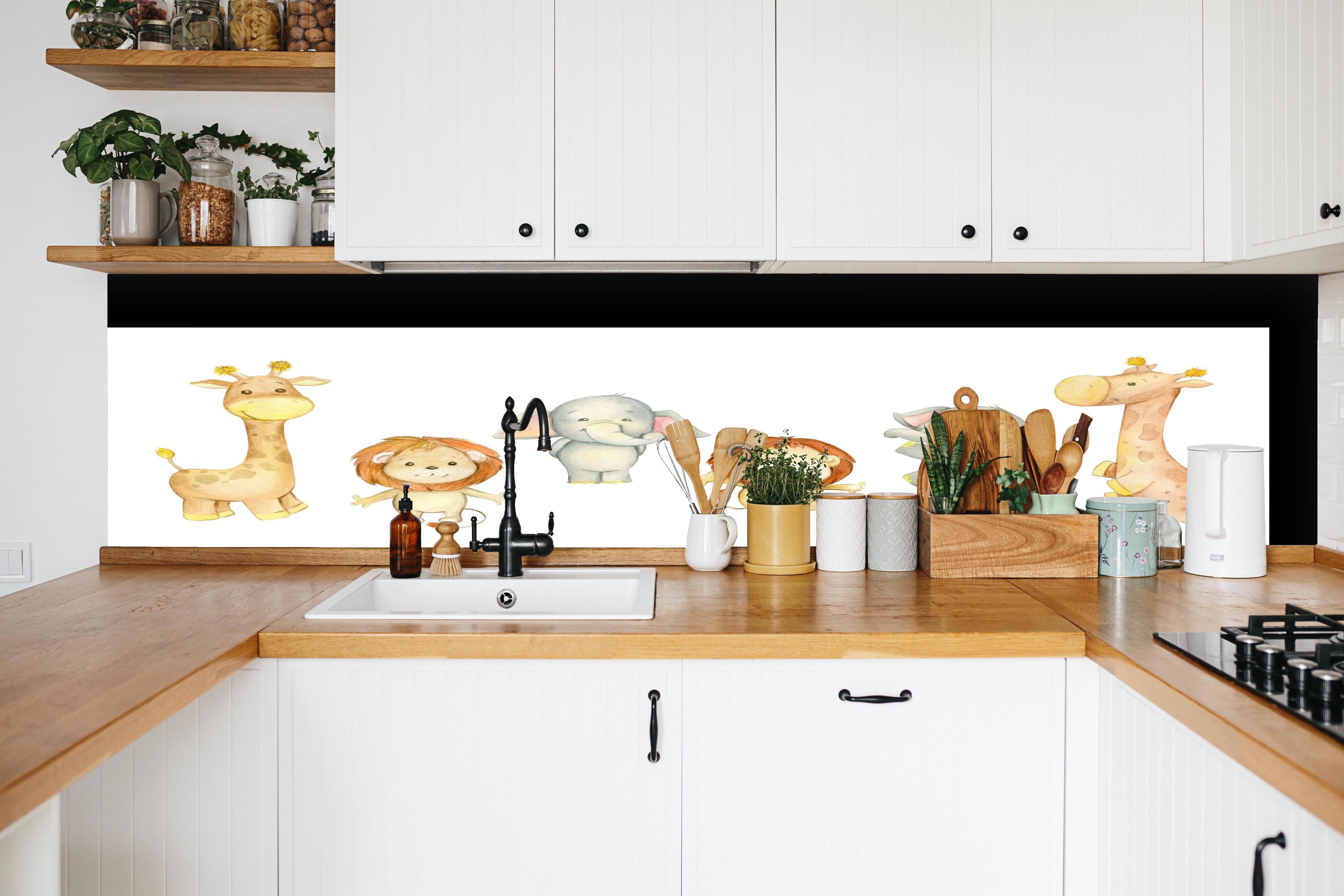 Küche - Niedliche Tiere hinter weißen Hochglanz-Küchenregalen und schwarzem Wasserhahn