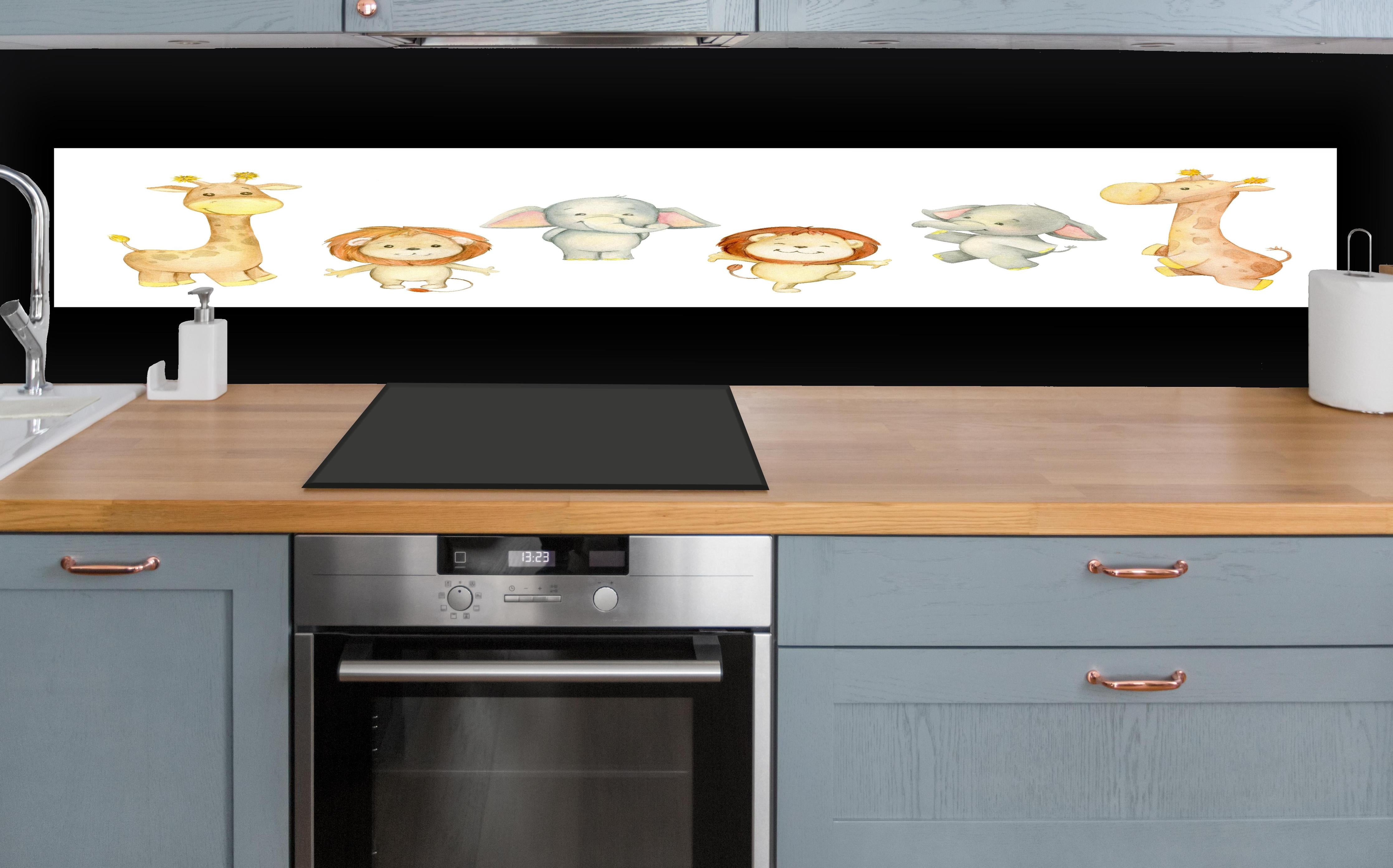 Küche - Niedliche Tiere hinter weißen Hochglanz-Küchenregalen und schwarzem Wasserhahn