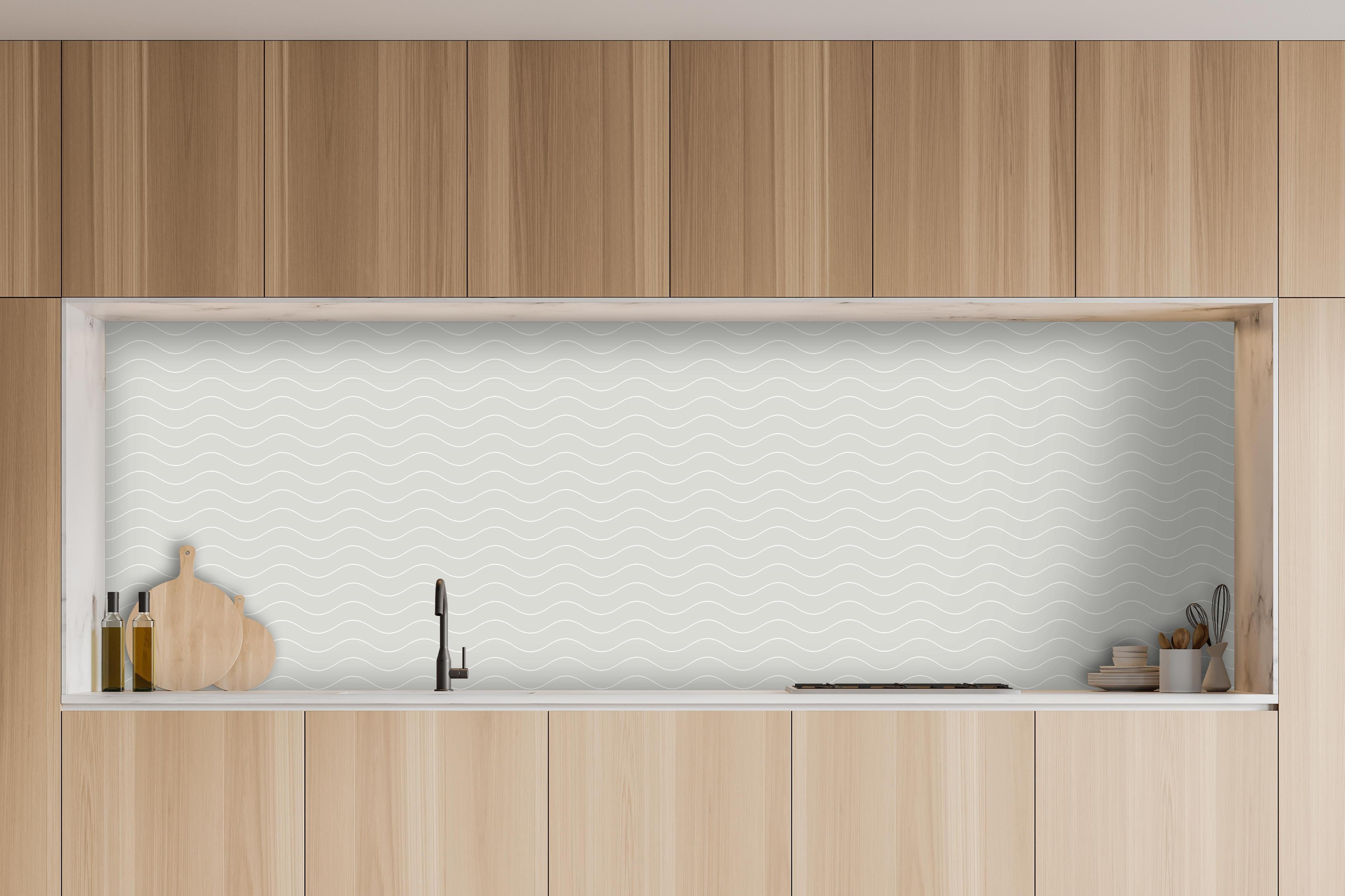 Küche - Onde Abisso Argento hinter weißen Hochglanz-Küchenregalen und schwarzem Wasserhahn