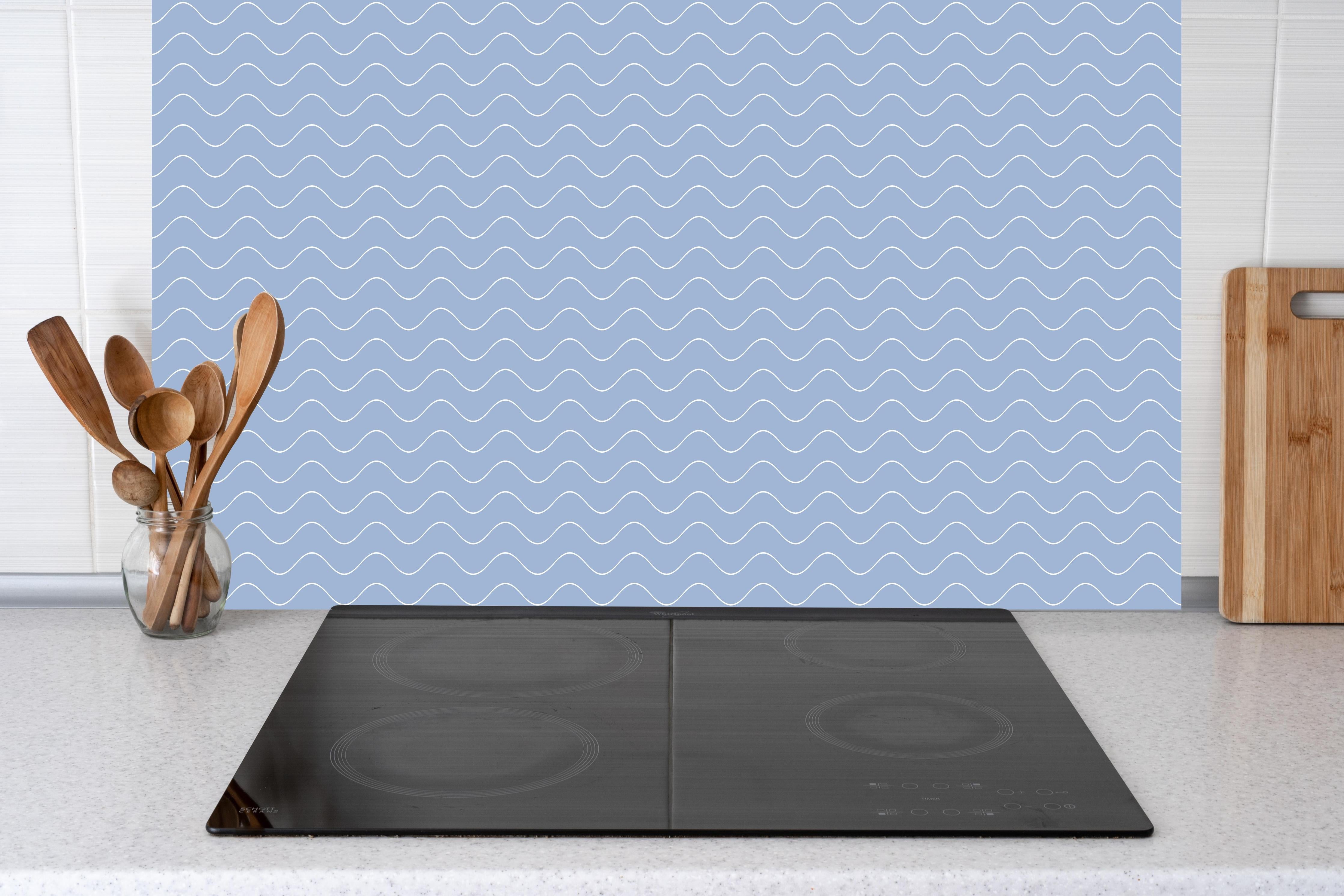 Küche - Onde Abisso Ceruleo hinter weißen Hochglanz-Küchenregalen und schwarzem Wasserhahn