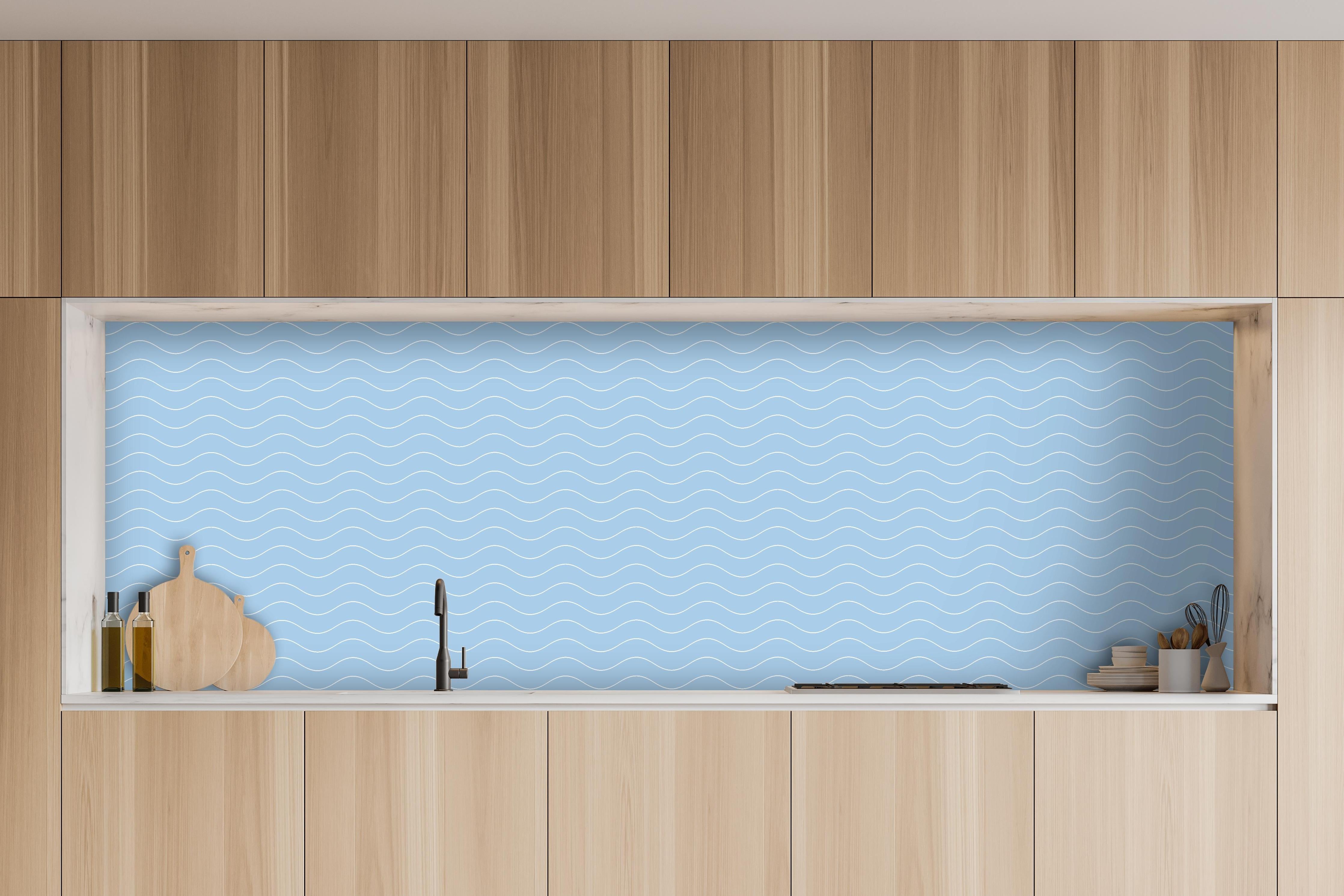 Küche - Onde Abisso Cielo hinter weißen Hochglanz-Küchenregalen und schwarzem Wasserhahn