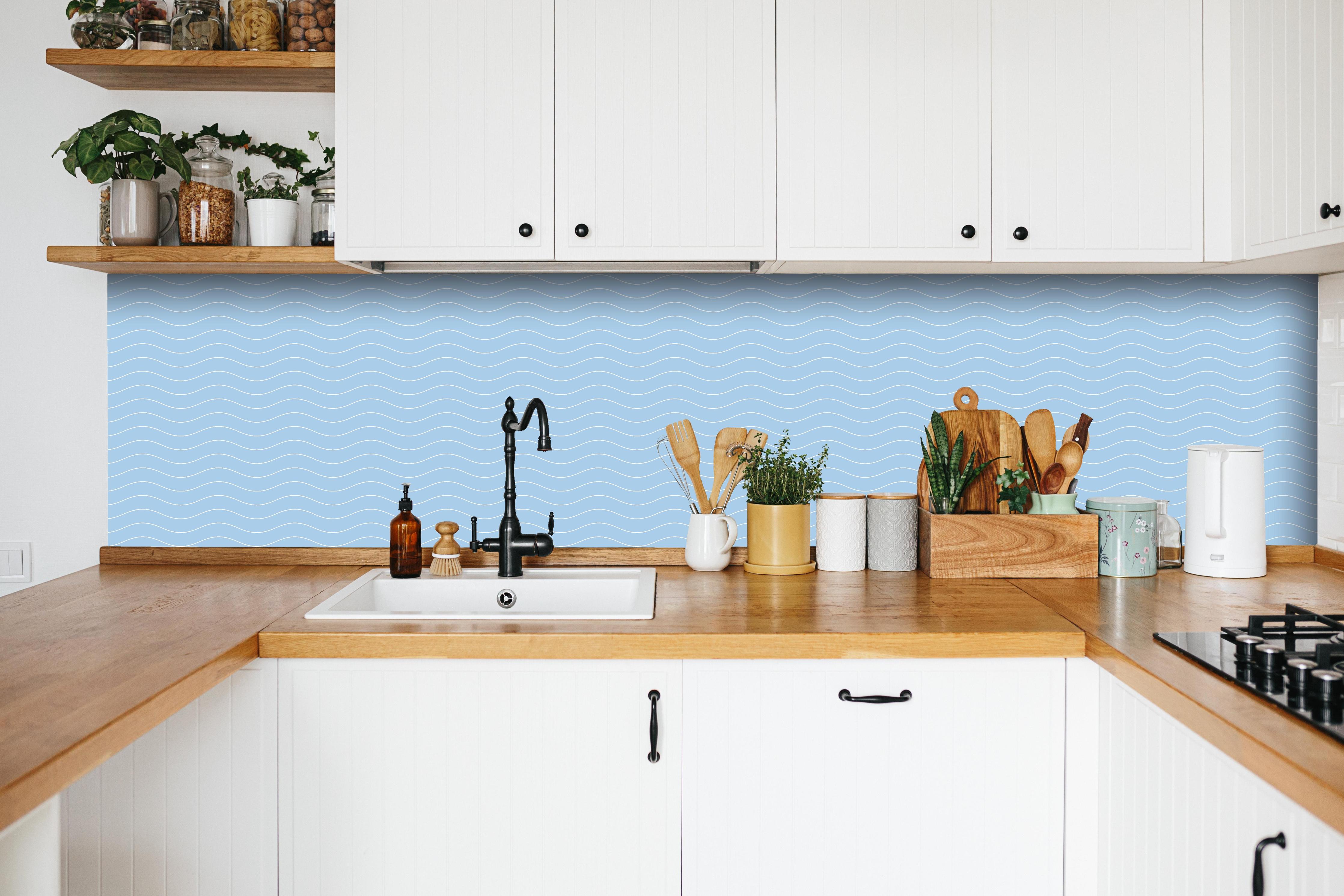 Küche - Onde Abisso Cielo hinter weißen Hochglanz-Küchenregalen und schwarzem Wasserhahn