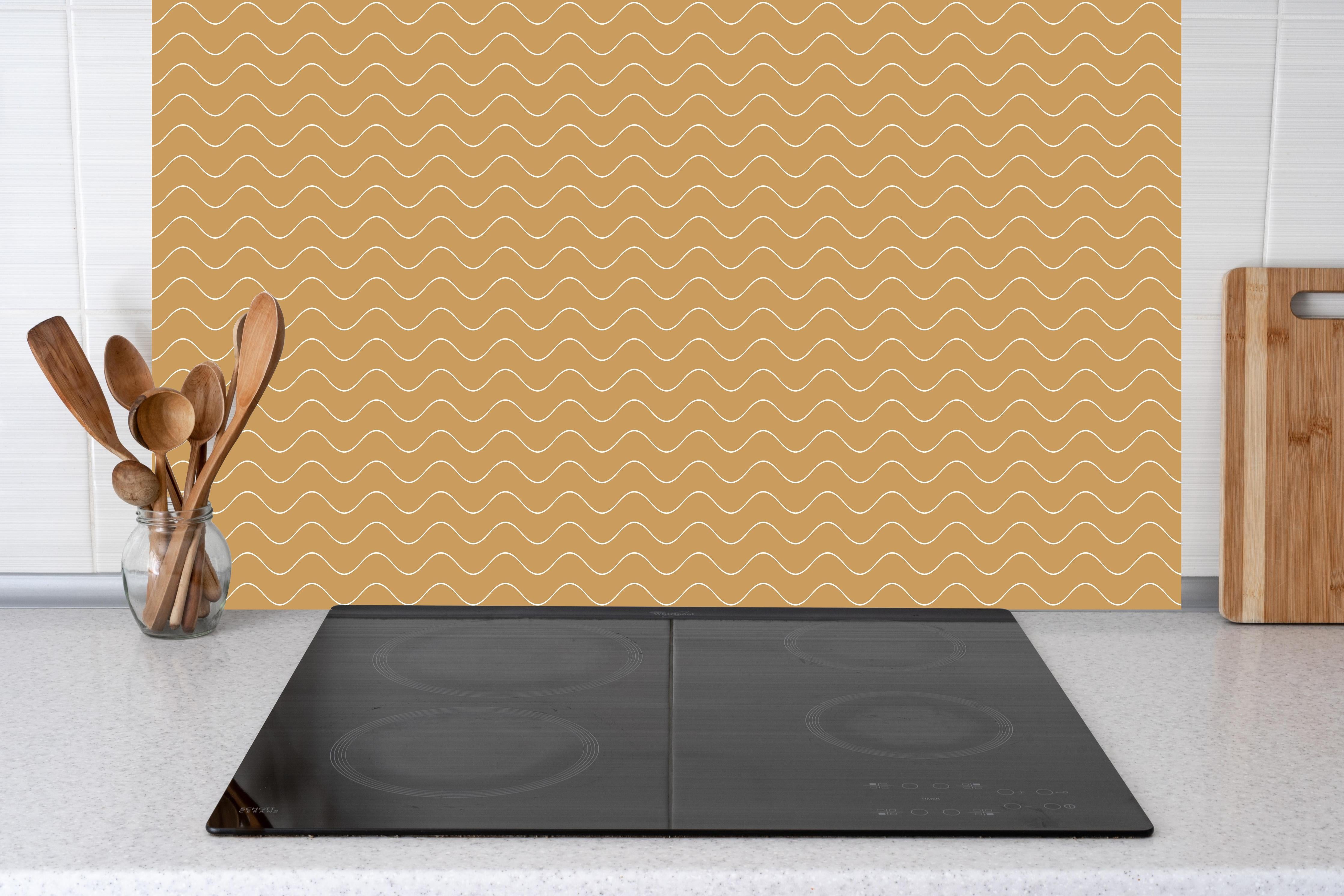 Küche - Onde Abisso Ocra hinter weißen Hochglanz-Küchenregalen und schwarzem Wasserhahn