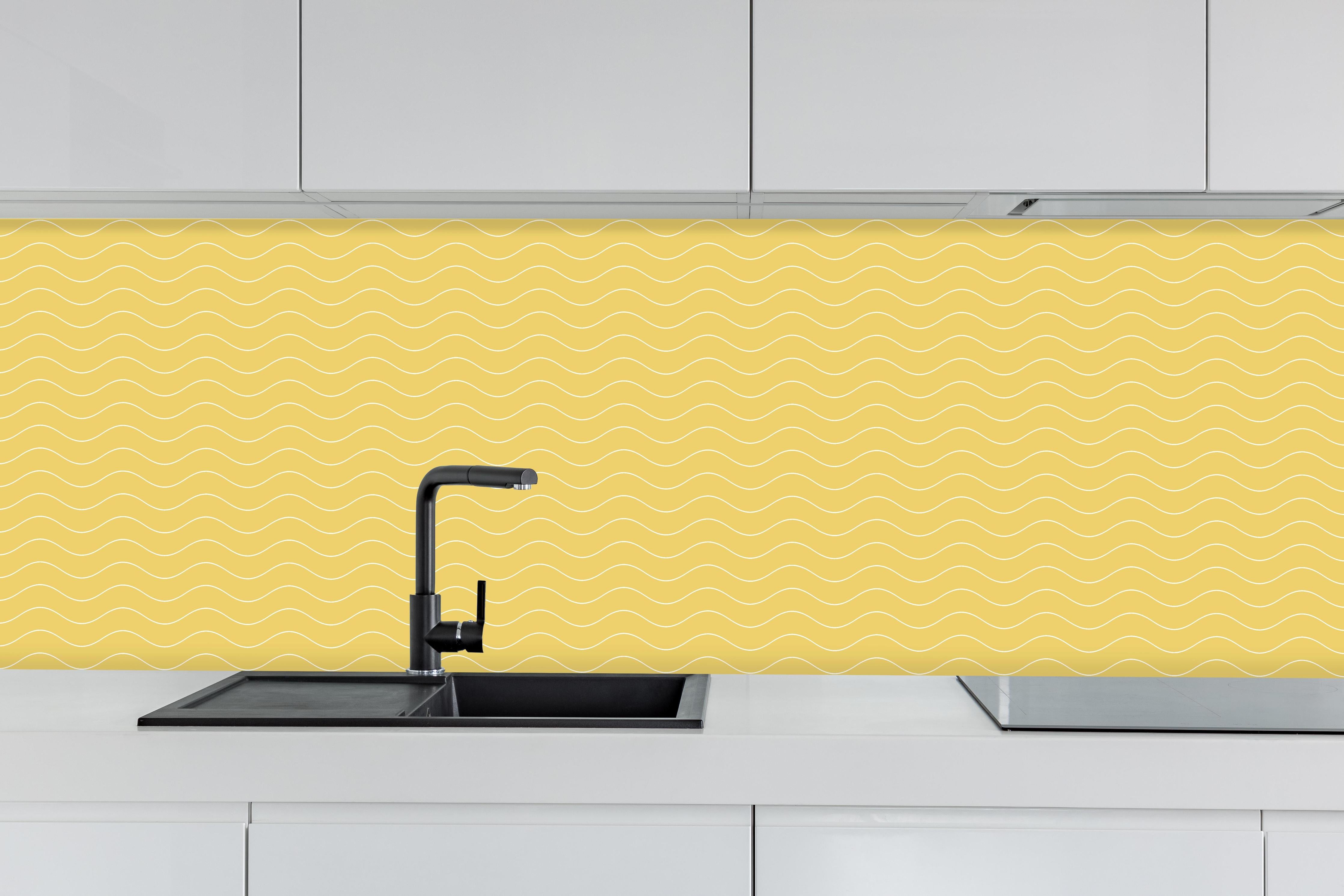 Küche - Onde Abisso Oro hinter weißen Hochglanz-Küchenregalen und schwarzem Wasserhahn