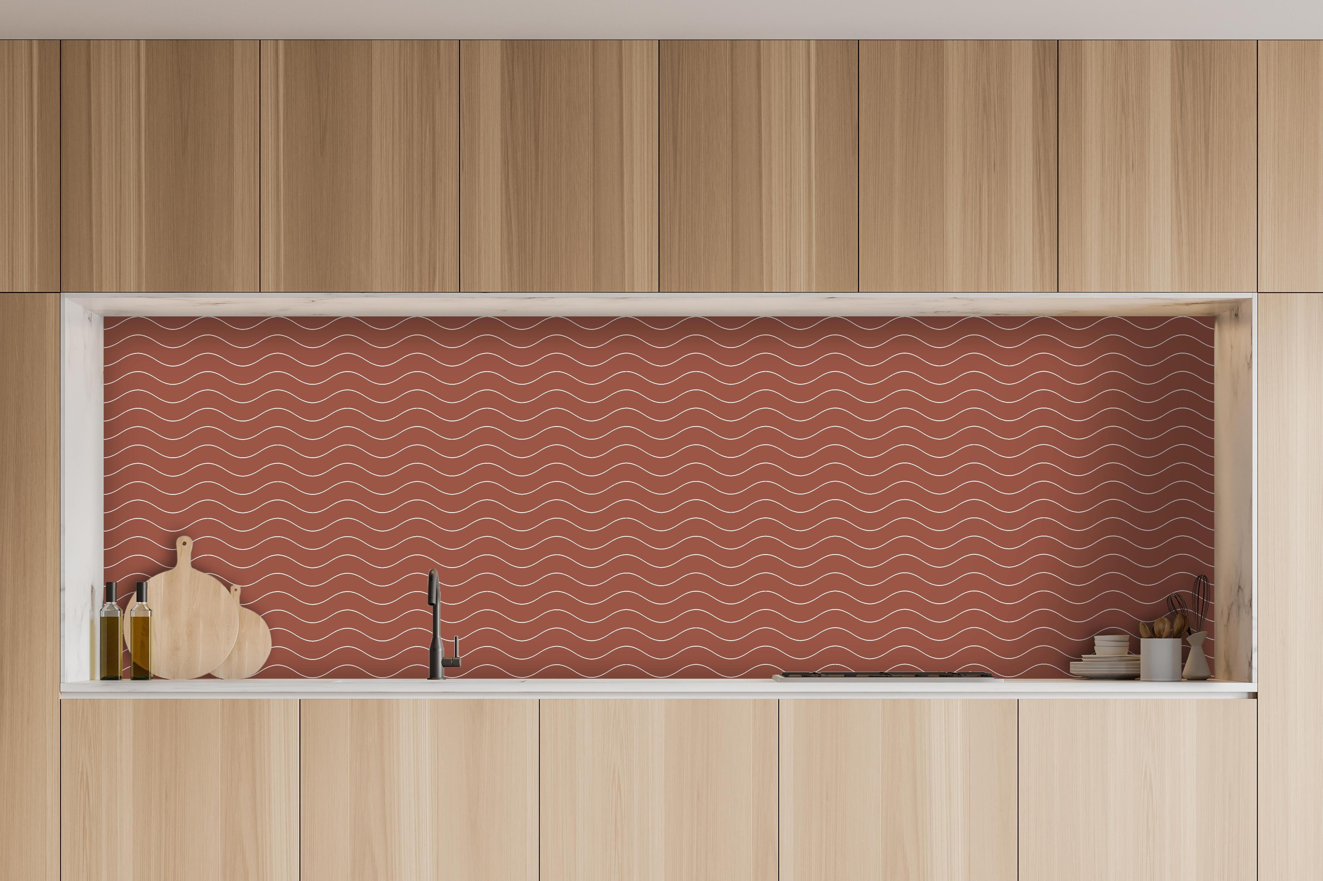 Küche - Onde Abisso Ruggine hinter weißen Hochglanz-Küchenregalen und schwarzem Wasserhahn