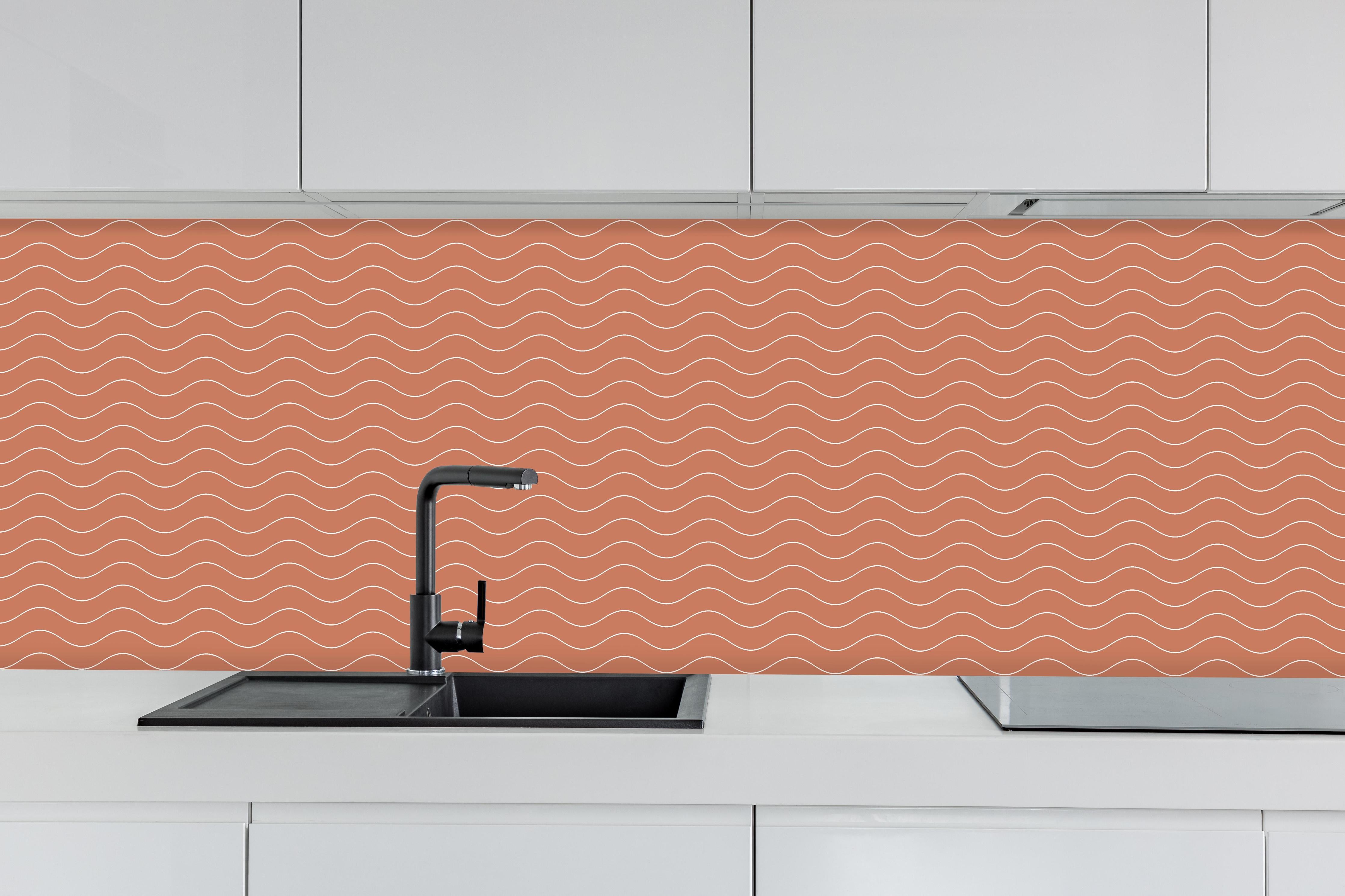 Küche - Onde Abisso Terracotta hinter weißen Hochglanz-Küchenregalen und schwarzem Wasserhahn