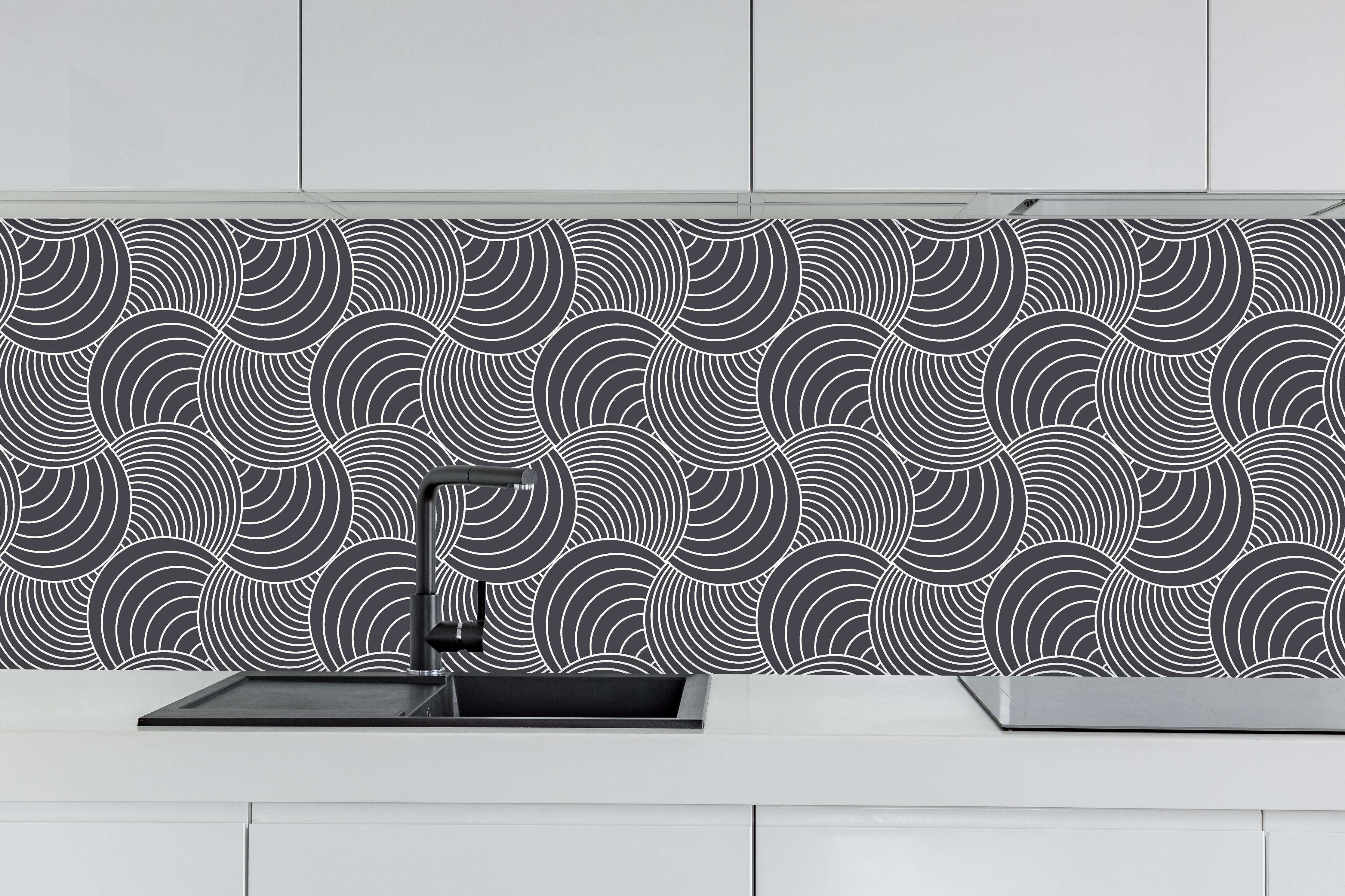 Küche - Onde Imaginario Antracite hinter weißen Hochglanz-Küchenregalen und schwarzem Wasserhahn