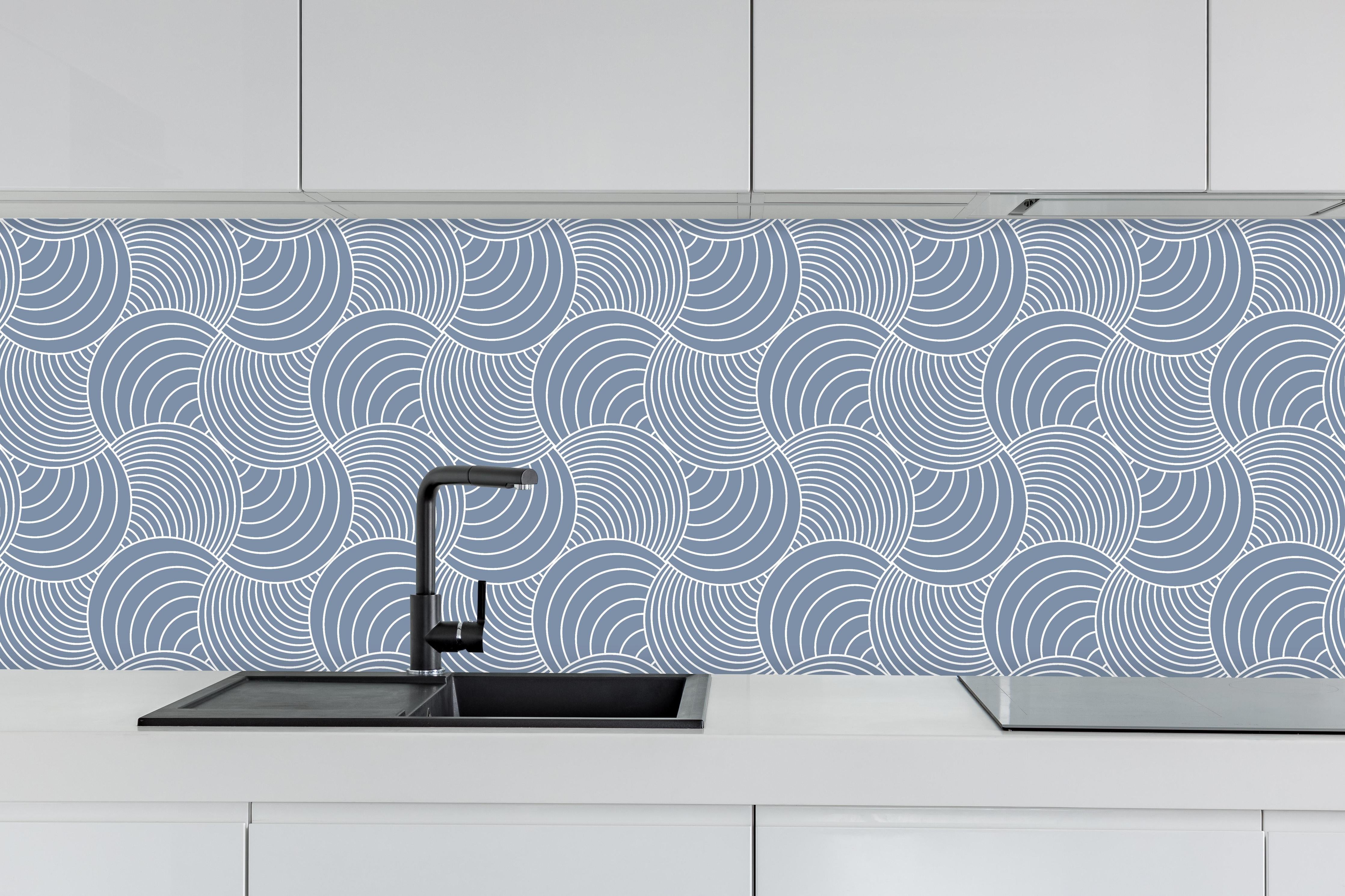 Küche - Onde Imaginario Azzurro polvere hinter weißen Hochglanz-Küchenregalen und schwarzem Wasserhahn