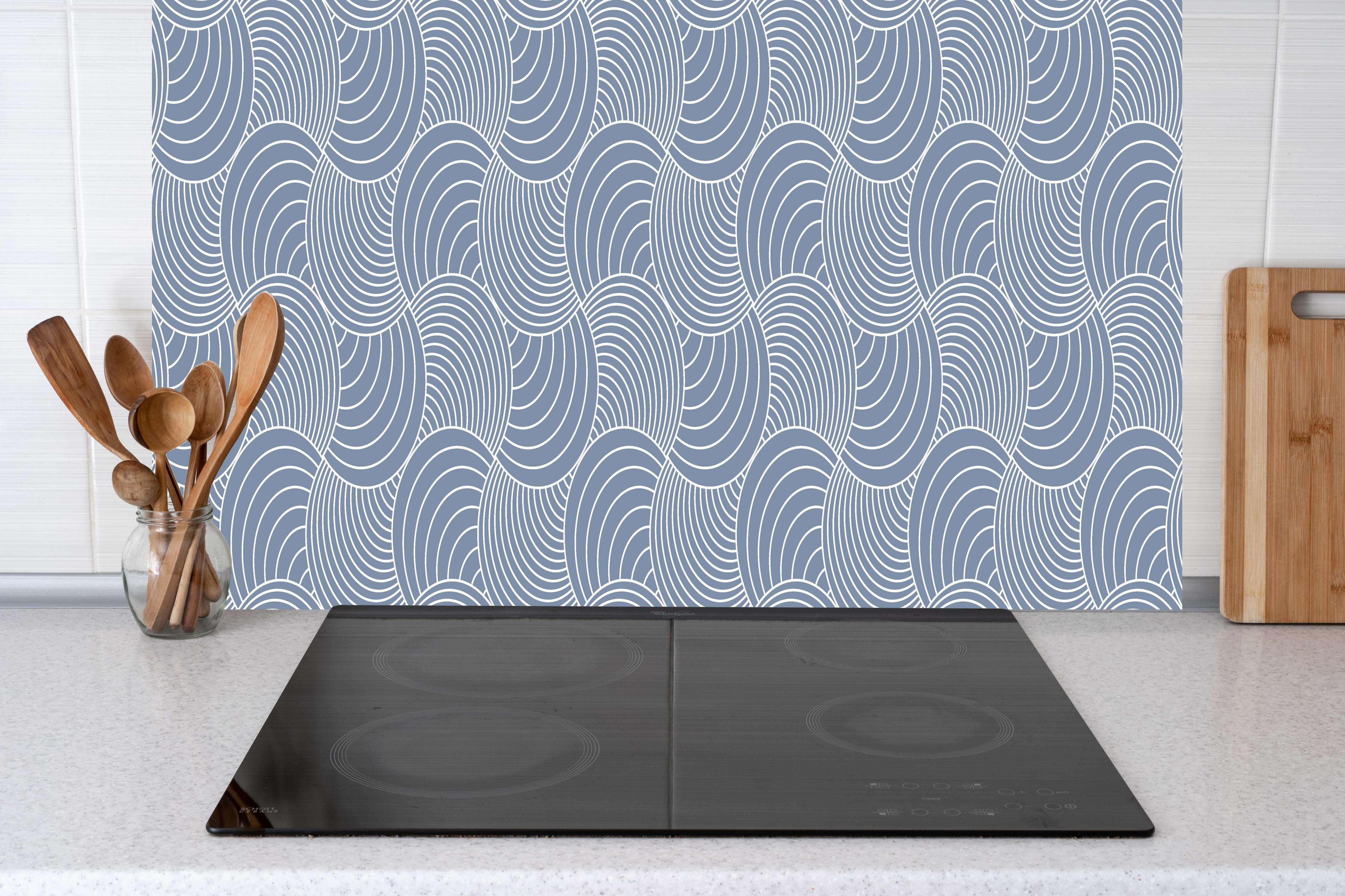 Küche - Onde Imaginario Azzurro polvere hinter weißen Hochglanz-Küchenregalen und schwarzem Wasserhahn