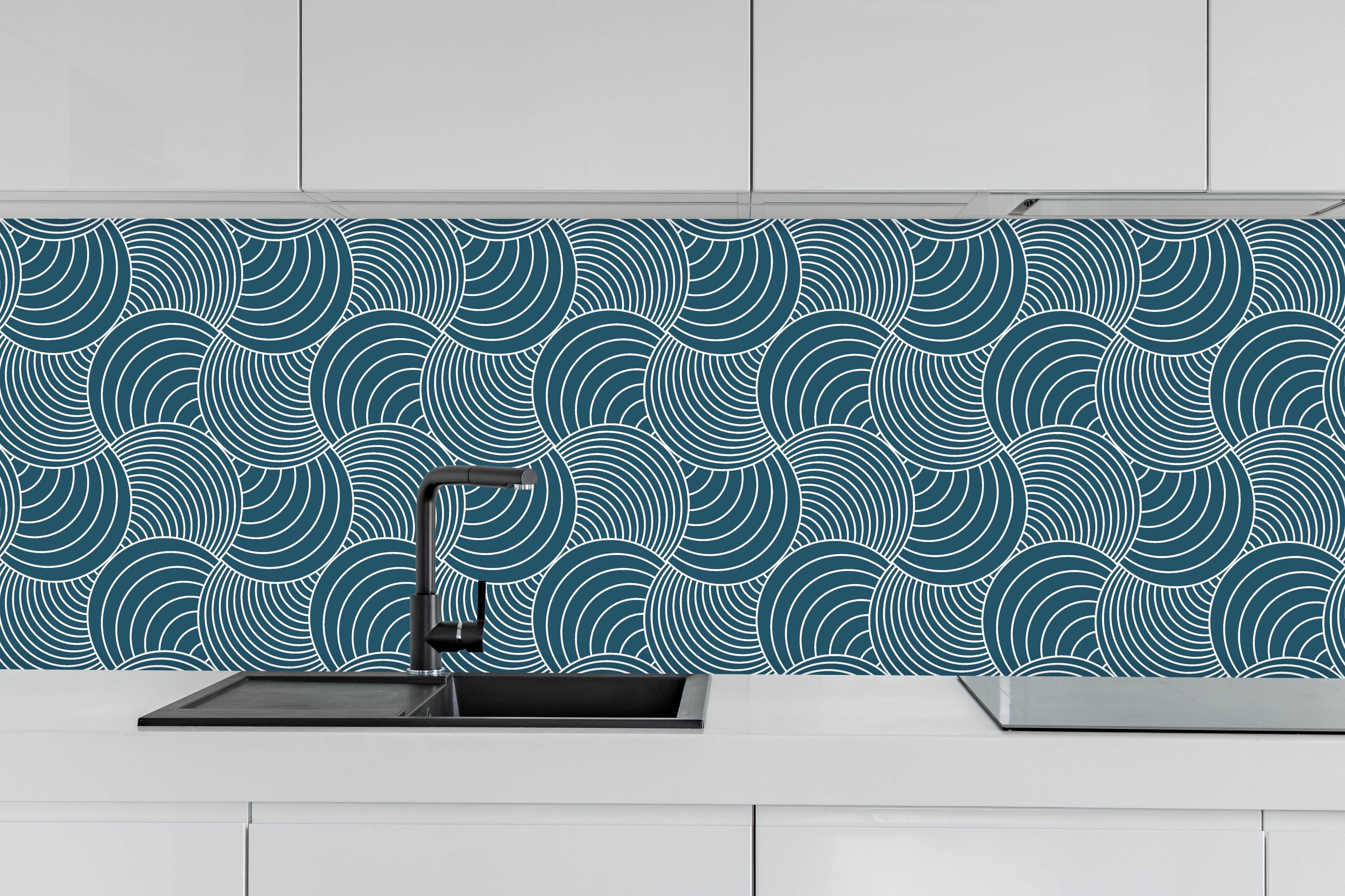 Küche - Onde Imaginario Blu Petrolio hinter weißen Hochglanz-Küchenregalen und schwarzem Wasserhahn