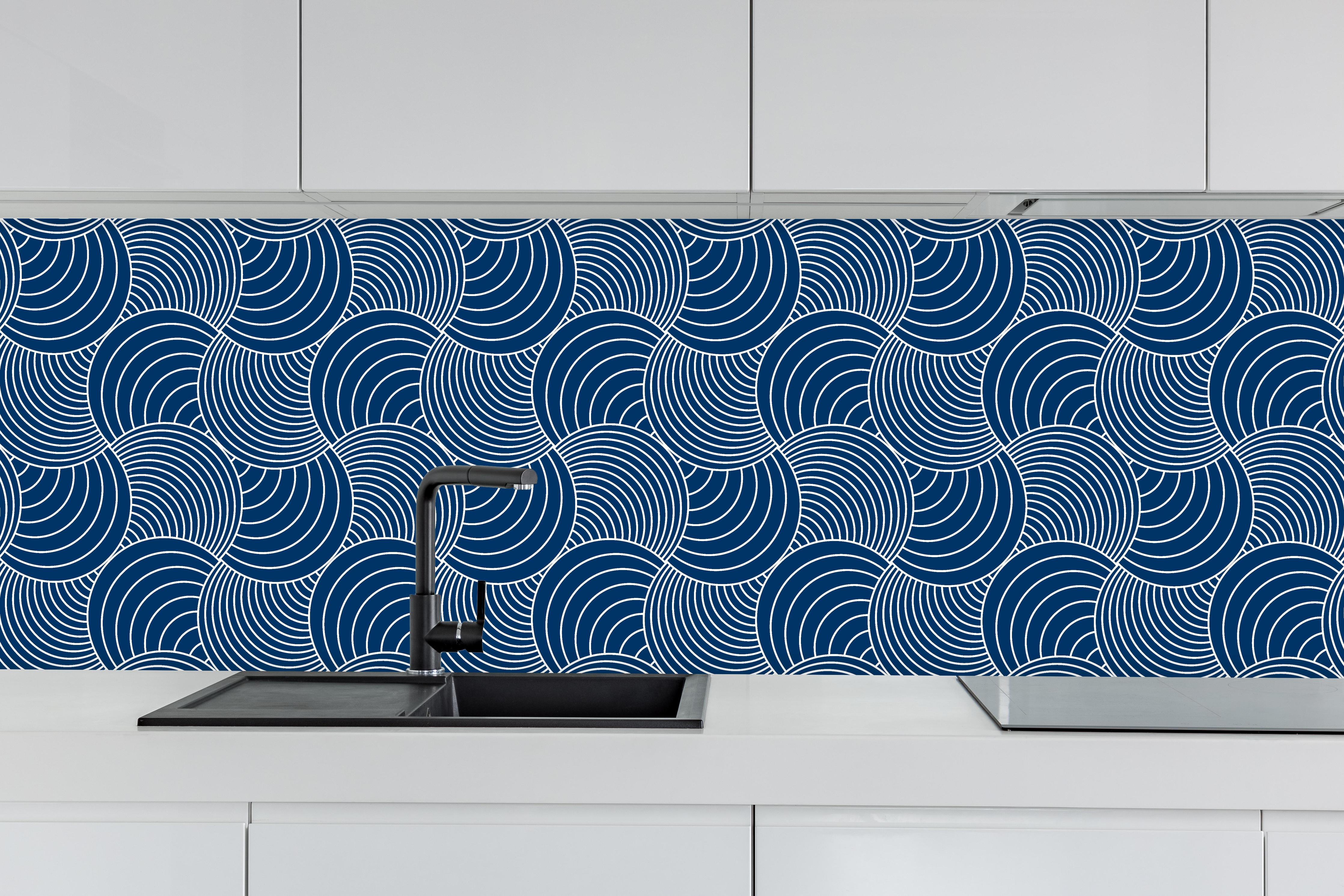 Küche - Onde Imaginario Blu notte hinter weißen Hochglanz-Küchenregalen und schwarzem Wasserhahn