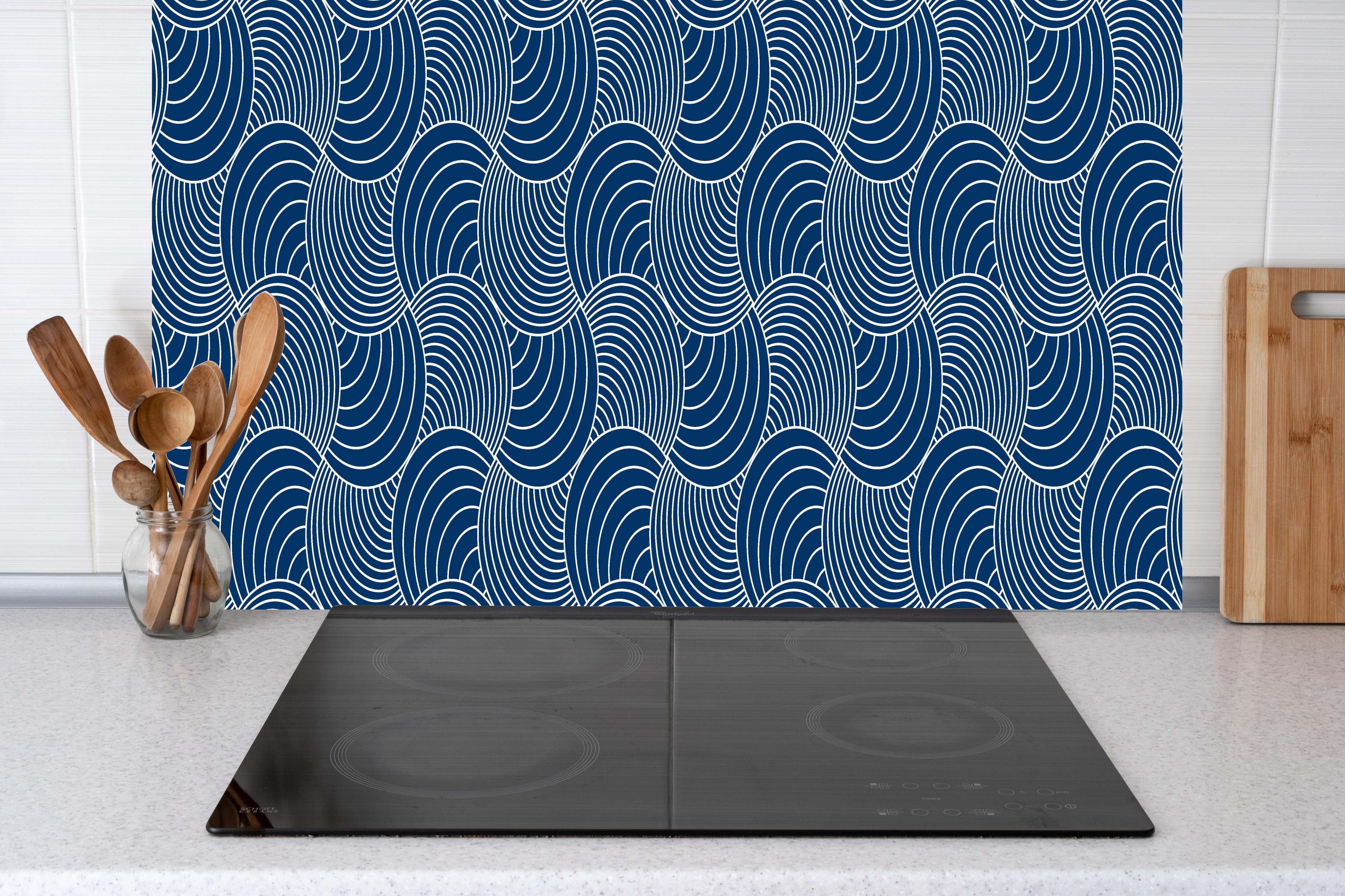 Küche - Onde Imaginario Blu notte hinter weißen Hochglanz-Küchenregalen und schwarzem Wasserhahn